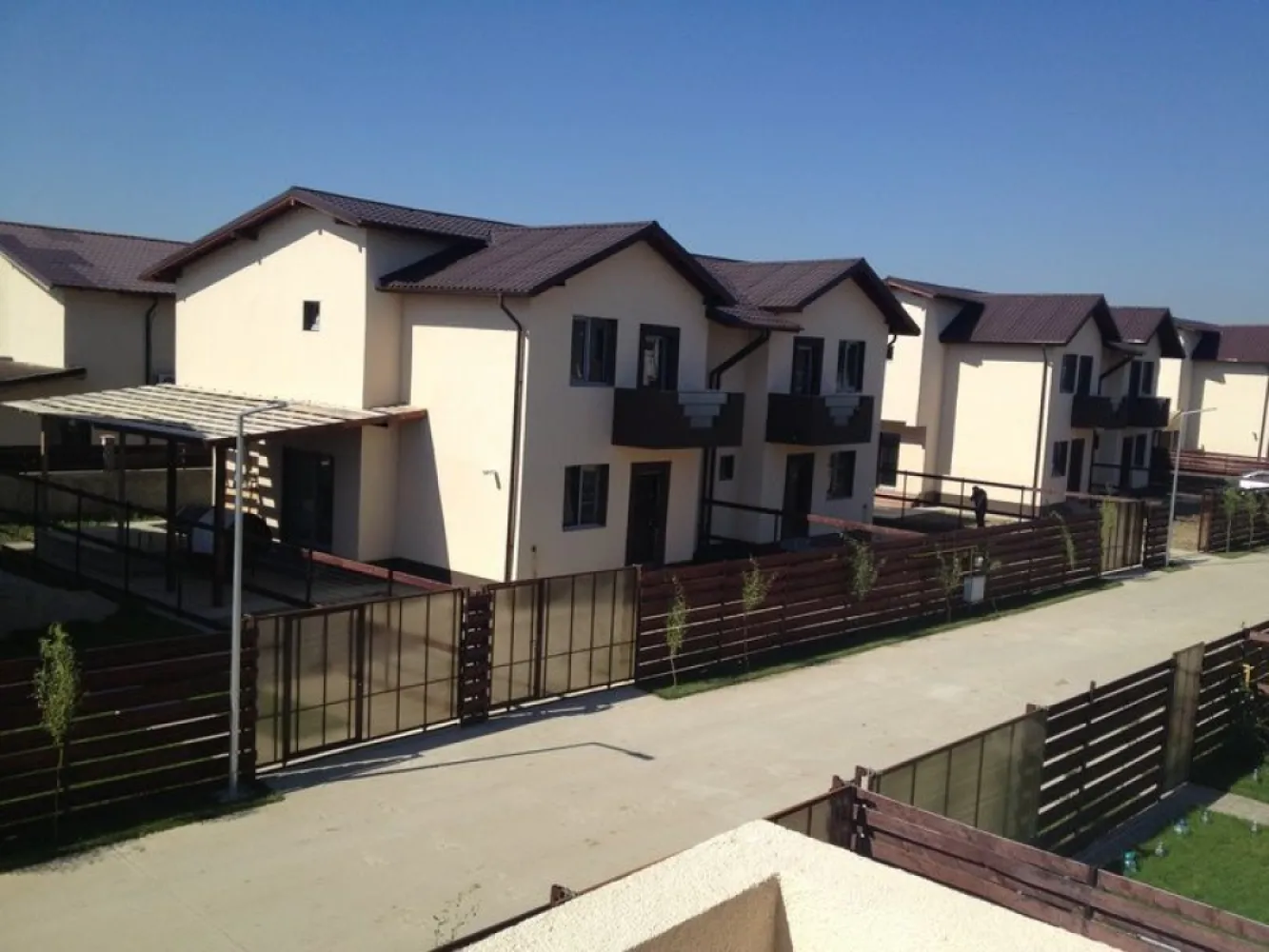 Casa Domnesti Ilfov - DE VANZARE CASA DOMNESTI Cartier rezidential Constructie 2017 ASFALT,bariera acces, Suprafata totala 190 m2+70 m2 pod depozitare+ terasa 20 m2+ pavele Casa nefolosita compusa din 5 camere, 2 bai,magazie (33m2 incorporata in cladire),camera tehnica,antreu. Parterul de 120 mp este compus din living70 mp,antreu 6 mp,birou 10 mp,magazie incorporats in corpul cladirii cu acces direct din casa de 33 mp.Camera tehnica 2 mp,baie de serviciu. Etajul de 70 mp cuprinde 3 camere + baie Pod de 70 mp izolat Terasa 20 mp Pavele. ASFALT,bariera acces Teren 225 m2 180.000 EURO Pt mai multe detalii si poze ma contactati in privat