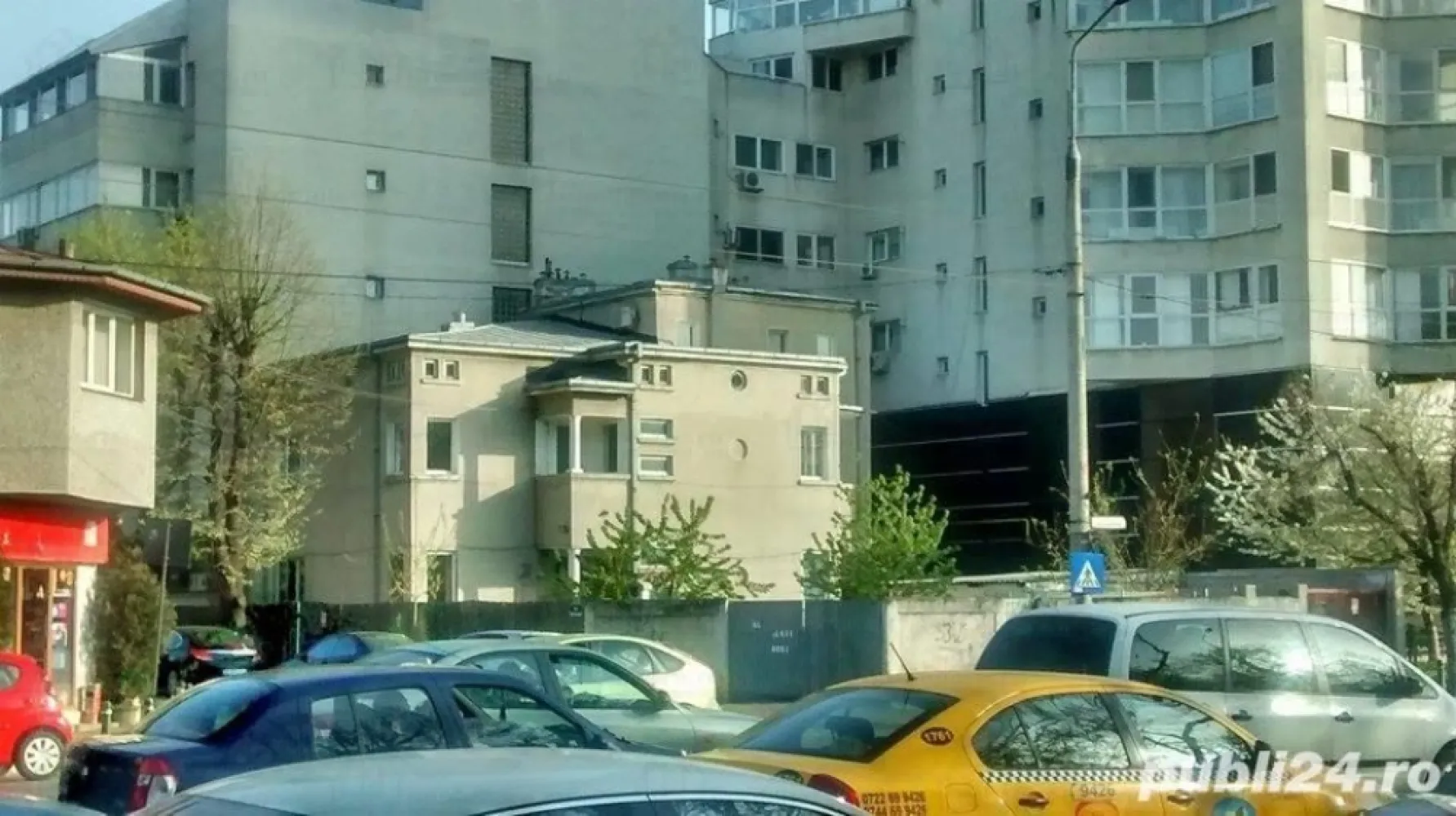 Parter Vila apartament Serban Voda 207 - De vanzare casa situata intre doua parcuri, Parcul Tineretului (25 m) si Parcul Carol (20 m), chiar la iesire din cute sunt statii RATB si metrou la 250 m. Casa reprezinta un etaj al vilei compus din living + dining, 3 dormitoare, 2 bai, 1 balcon,  1 bucatarie,  subsol (pivnita), curte mare. Suprafata teren 500 m,  amprenta casei 150 m, suparafata  utila2 110 m, 2 locuri de parcare,  situata pe colt are intrari din 2 strazi, Incalzire: Centrala proprie, Stadiul constructiei: Finalizat, numar camere: 4, numar loc de parcare: 2, numar bai: 2, suprafata utila: 110, suprafata totala: 500, suprafata construita: 150, anul constructiei: 1950