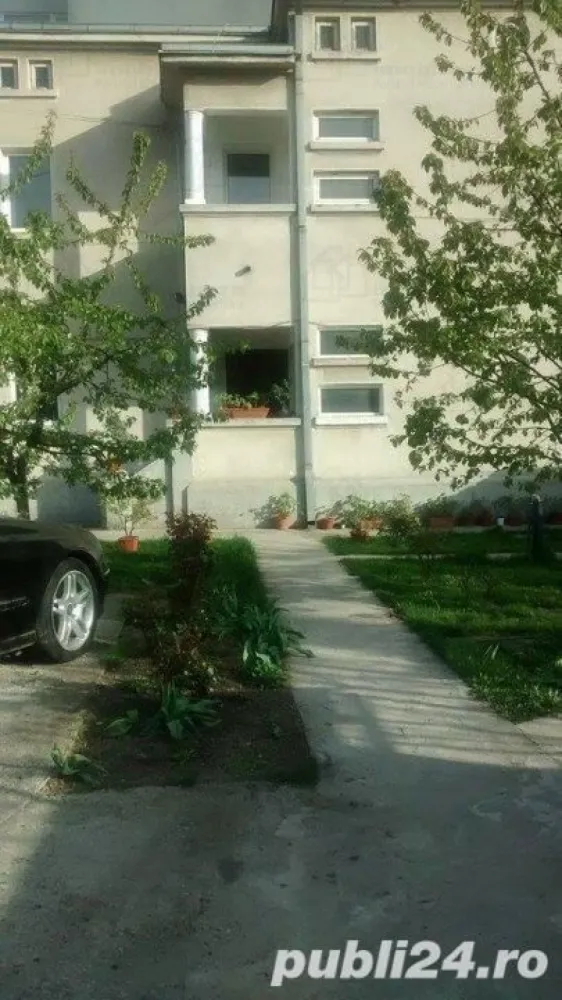 Parter Vila apartament Serban Voda 207 - De vanzare casa situata intre doua parcuri, Parcul Tineretului (25 m) si Parcul Carol (20 m), chiar la iesire din cute sunt statii RATB si metrou la 250 m. Casa reprezinta un etaj al vilei compus din living + dining, 3 dormitoare, 2 bai, 1 balcon,  1 bucatarie,  subsol (pivnita), curte mare. Suprafata teren 500 m,  amprenta casei 150 m, suparafata  utila2 110 m, 2 locuri de parcare,  situata pe colt are intrari din 2 strazi, Incalzire: Centrala proprie, Stadiul constructiei: Finalizat, numar camere: 4, numar loc de parcare: 2, numar bai: 2, suprafata utila: 110, suprafata totala: 500, suprafata construita: 150, anul constructiei: 1950