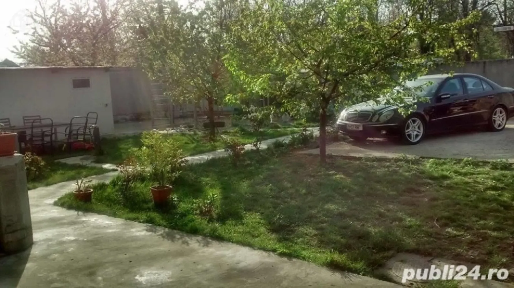 Parter Vila apartament Serban Voda 207 - De vanzare casa situata intre doua parcuri, Parcul Tineretului (25 m) si Parcul Carol (20 m), chiar la iesire din cute sunt statii RATB si metrou la 250 m. Casa reprezinta un etaj al vilei compus din living + dining, 3 dormitoare, 2 bai, 1 balcon,  1 bucatarie,  subsol (pivnita), curte mare. Suprafata teren 500 m,  amprenta casei 150 m, suparafata  utila2 110 m, 2 locuri de parcare,  situata pe colt are intrari din 2 strazi, Incalzire: Centrala proprie, Stadiul constructiei: Finalizat, numar camere: 4, numar loc de parcare: 2, numar bai: 2, suprafata utila: 110, suprafata totala: 500, suprafata construita: 150, anul constructiei: 1950