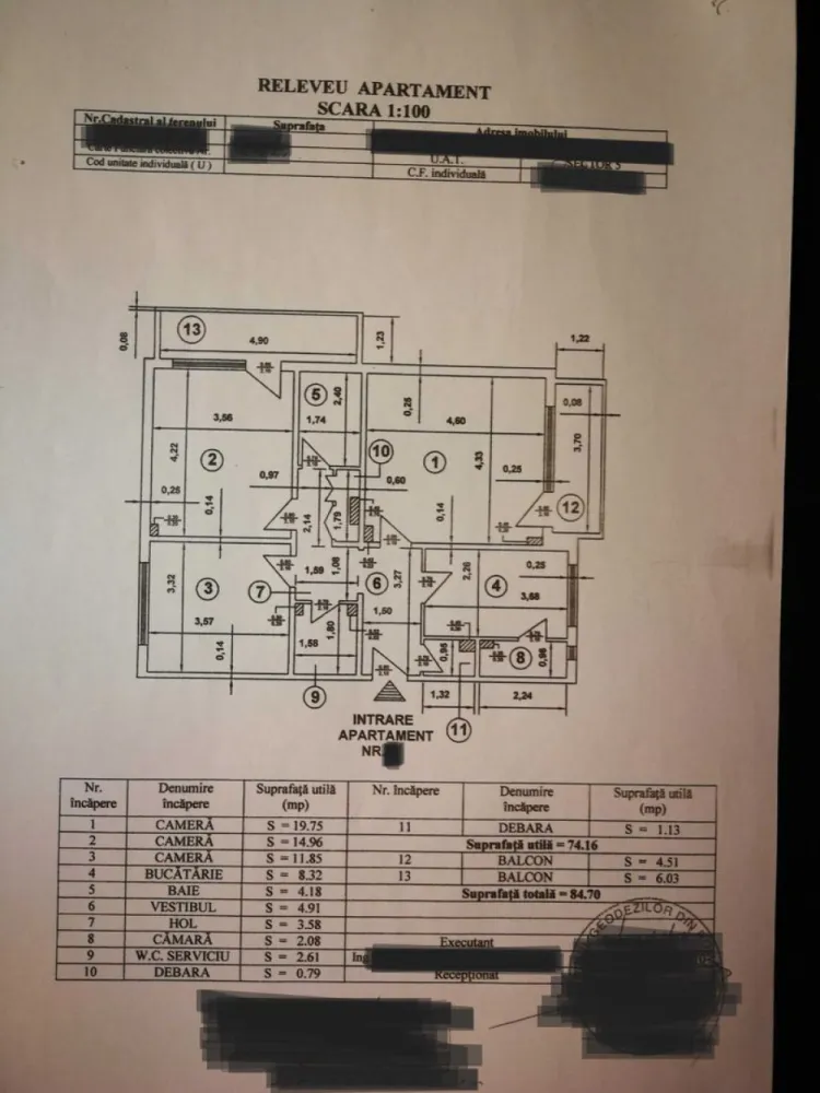 Vanzare apartament 3 camere - Vând Apartament cu 3 camere decomandat, hol H, bloc 1986, etaj 2/4, 2 bai, 2 balcoane. Apartamentul este amplasat pe trei parti, cu o deschidere spre gradina interioara a blocului, este foarte frumos structurat si bine izolat din constructie. Este curatat pana la placa si gletuit, geamuri noi termopane. Blocul este foarte linistit si curat, partial anvelopat, doar 19 ap. pe scara, ghena de gunoi este la parter. Accept si banca.