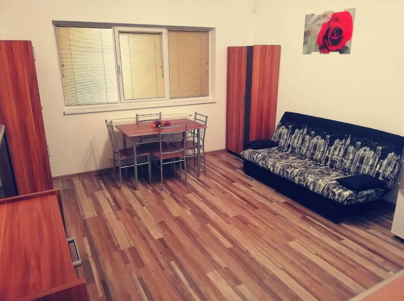 Garsoniera APARTAMENT 2 camere cu curte Bucuresti-Popesti IF Lidl Mega - APARTAMENT 2 camere cu curte Bucuresti-Popesti Leordeni Ilfov Apartamentul este situat la granita dintre Bucuresti sect 4 si Popesti Leordeni, pe sos Oltenitei langa Lidl si Mega. Este la parter si are si un balcon/terasa deschisa, intr-un bloc cu doua etaje, cu o singura scara. Totul este contorizat (cu centrala) costuri mici la utilitati. Raspund si la mesaje pe OLX Multumesc anticipat! Sunt particular nu agentie.