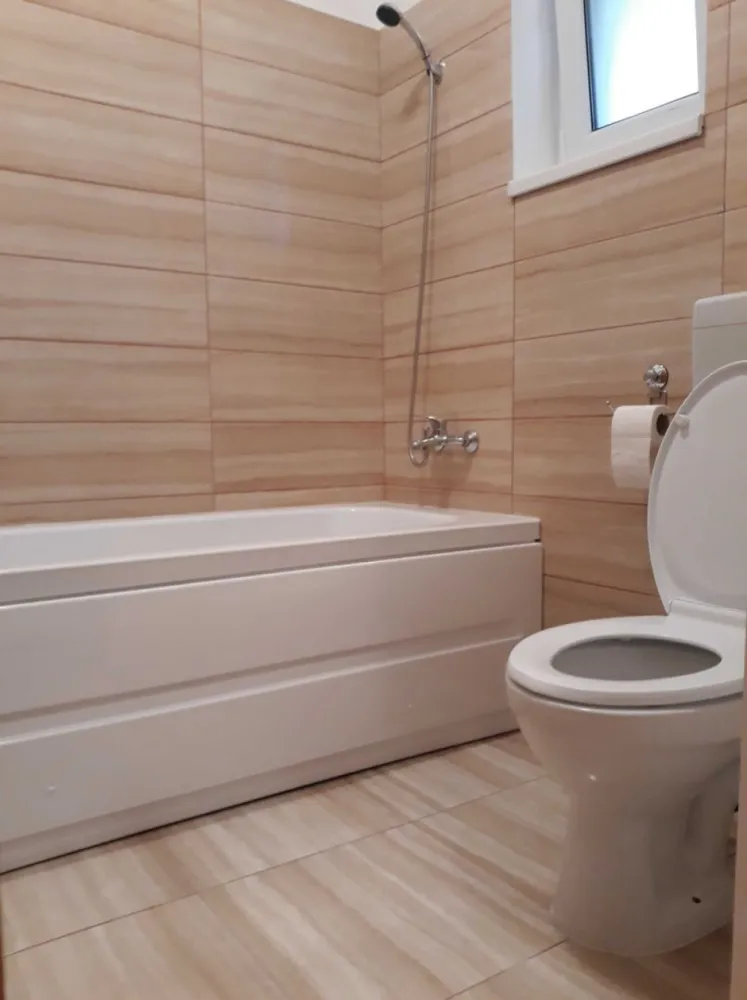 Garsoniera APARTAMENT 2 camere cu curte Bucuresti-Popesti IF Lidl Mega - APARTAMENT 2 camere cu curte Bucuresti-Popesti Leordeni Ilfov Apartamentul este situat la granita dintre Bucuresti sect 4 si Popesti Leordeni, pe sos Oltenitei langa Lidl si Mega. Este la parter si are si un balcon/terasa deschisa, intr-un bloc cu doua etaje, cu o singura scara. Totul este contorizat (cu centrala) costuri mici la utilitati. Raspund si la mesaje pe OLX Multumesc anticipat! Sunt particular nu agentie.