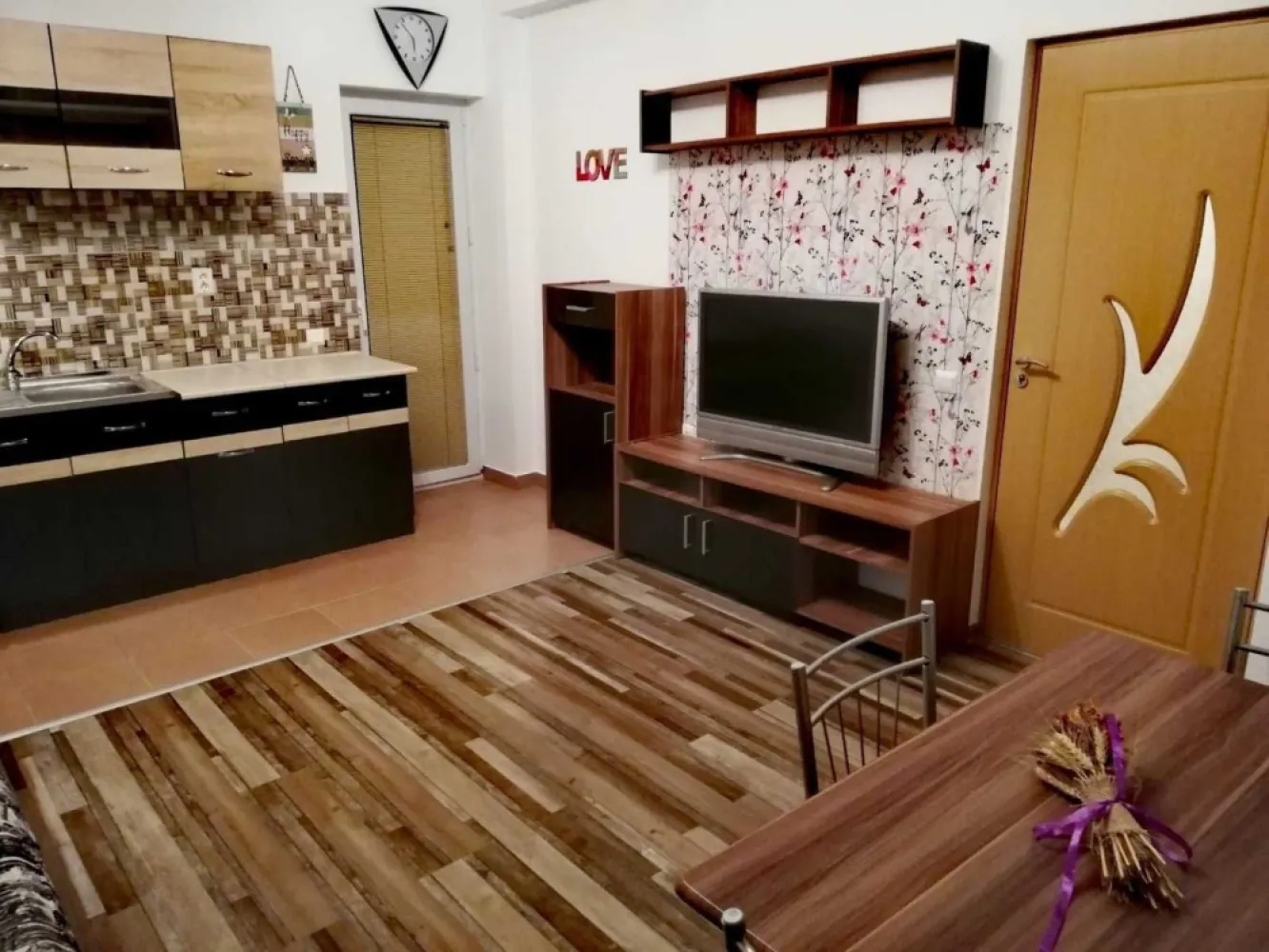 Garsoniera APARTAMENT 2 camere cu curte Bucuresti-Popesti IF Lidl Mega - APARTAMENT 2 camere cu curte Bucuresti-Popesti Leordeni Ilfov Apartamentul este situat la granita dintre Bucuresti sect 4 si Popesti Leordeni, pe sos Oltenitei langa Lidl si Mega. Este la parter si are si un balcon/terasa deschisa, intr-un bloc cu doua etaje, cu o singura scara. Totul este contorizat (cu centrala) costuri mici la utilitati. Raspund si la mesaje pe OLX Multumesc anticipat! Sunt particular nu agentie.