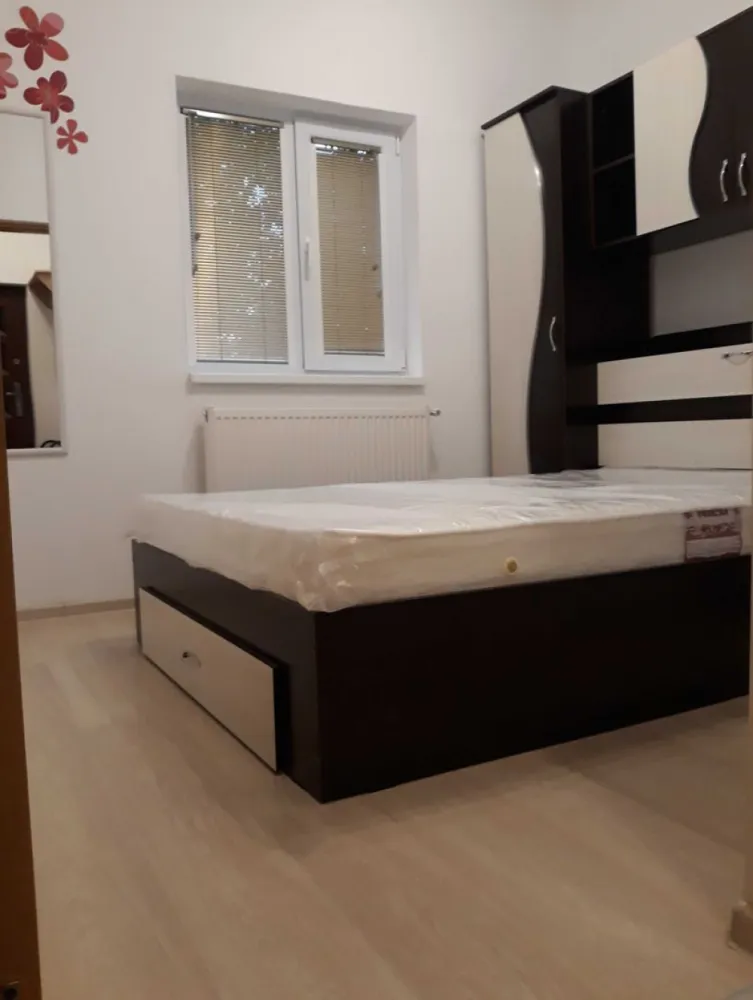 Garsoniera APARTAMENT 2 camere cu curte Bucuresti-Popesti IF Lidl Mega - APARTAMENT 2 camere cu curte Bucuresti-Popesti Leordeni Ilfov Apartamentul este situat la granita dintre Bucuresti sect 4 si Popesti Leordeni, pe sos Oltenitei langa Lidl si Mega. Este la parter si are si un balcon/terasa deschisa, intr-un bloc cu doua etaje, cu o singura scara. Totul este contorizat (cu centrala) costuri mici la utilitati. Raspund si la mesaje pe OLX Multumesc anticipat! Sunt particular nu agentie.