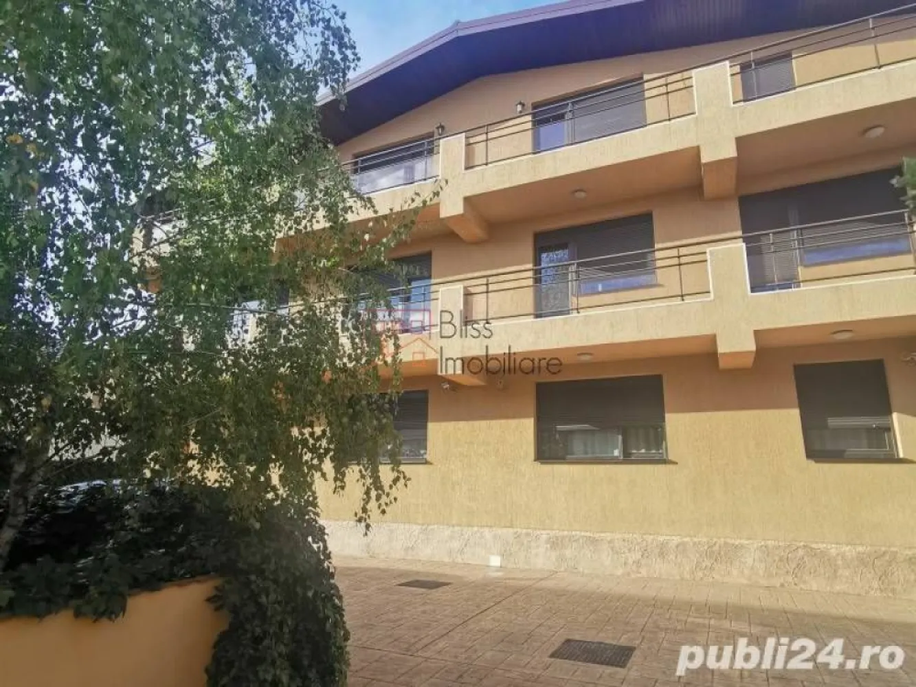 Pipera Vand Birou Locuinta Vila Casa Proprietar Comision 0% - Vand vila Pipera Zona linistita de vile. Teren 890 mp. Suprafata construita 840 mp Proprietatea are o compartimentare eficienta a spatiului. Finisaje de calitate. P+ET+M Parter: Doua terase acoperite+doua bucatarii+doua camere ale centralei,camara+doua holuri+doua grupuri sanitare+doua livinguri. Etaj:Doua dormitoare cu grup sanitar+patru dormitoare+doua grupuri sanitare+doua holuri+balcon. Mansarda:Deschsa+doua camere tehnice+doua grupuri sanitare+balcon. Proprietatea este compusa din doua vile in oglinda racordate independent la utilitati. Proprietar comision 0% Mai multe relatii la telefon0_7_6_5_4_7_5_3_5_9. Nu raspund la mesaje.