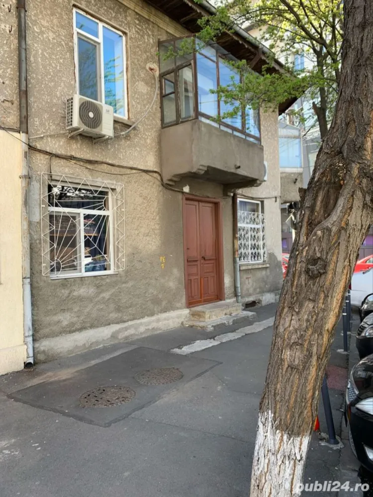 Casa de vanzare Baba Novac Dristor - Casă de vânzare suprafață utilă 88mp, curte mică cu grătar, magazie și beci pentru depozitare. - Parter: 3 camere, 1 bucatarie, 1 baie si 1 debara - Etaj: 2 camere, 1 baie, 1 balcon individual și 1 balcon comun Casa este amplasată în zona Baba Novac Dristor, foarte accesibilă, vis-a-vis de Clinica Gral Medical și Spitalul Oncofort: - la 5 minute de Primăria Sectorului 3 și Scoala Gimnaziala nr. 80 - 3 minute până la prima benzinarie - 5 minute până la stația de metrou Dristor - 5 minute până la stația de tramvai Dudești - 10 minute până la Bulevardul Unirii - 10 minute până la Mall Vitan - 15 minute până la Mall Park Lake Numeroase magazine alimentare în zonă, unități bancare, unități medicale, farmacii, facilități (sală de fitness 1 minut). Amplasarea locuinței este ideală și pentru investiții. Pentru mai multe detalii sau poze, puteți sa îmi lăsați mesaj aici sau să mă contactați la numărul de telefon din anunț: