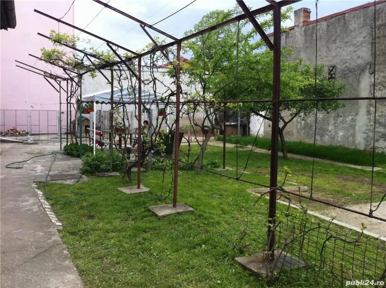 Sos Chitilei teren+casa 500 mp - Șoseaua Chitilei - Str Godeanu - Maica Teofana - vis-a-vis Leroy Merlin - Carrefour - Colosseum Mall Vand teren 500 mp ,deschidere 20 Mp ,toate utilitățile(apa,canalizare,electricitate,gaze) Casa veche demolabila Pretabil case cuplate sau bloc apartamente 350 euro/mp