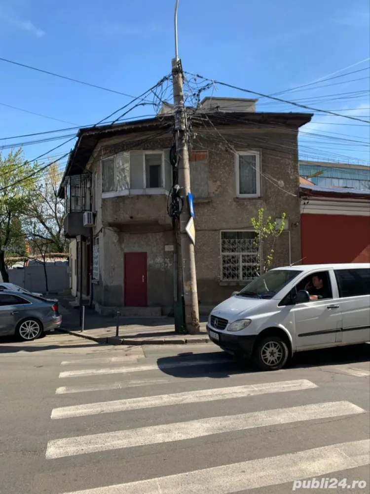 Casa de vanzare Baba Novac Dristor - Casă de vânzare suprafață utilă 88mp, curte mică cu grătar, magazie și beci pentru depozitare. - Parter: 3 camere, 1 bucatarie, 1 baie si 1 debara - Etaj: 2 camere, 1 baie, 1 balcon individual și 1 balcon comun Casa este amplasată în zona Baba Novac Dristor, foarte accesibilă, vis-a-vis de Clinica Gral Medical și Spitalul Oncofort: - la 5 minute de Primăria Sectorului 3 și Scoala Gimnaziala nr. 80 - 3 minute până la prima benzinarie - 5 minute până la stația de metrou Dristor - 5 minute până la stația de tramvai Dudești - 10 minute până la Bulevardul Unirii - 10 minute până la Mall Vitan - 15 minute până la Mall Park Lake Numeroase magazine alimentare în zonă, unități bancare, unități medicale, farmacii, facilități (sală de fitness 1 minut). Amplasarea locuinței este ideală și pentru investiții. Pentru mai multe detalii sau poze, puteți sa îmi lăsați mesaj aici sau să mă contactați la numărul de telefon din anunț: