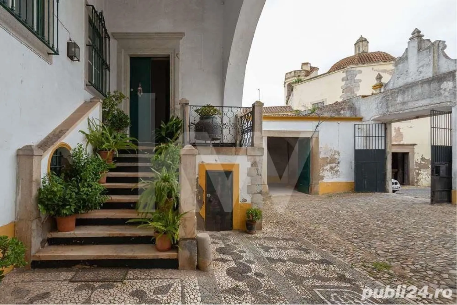 Se vinde Palatul Mesquita Pimentel - În vârful pitorescului oraș Elvas din Portugalia, ridicându-se cu mândrie deasupra tuturor, se dezvăluie Palatul Mesquita Pimentel, o bijuterie arhitectonică construită în secolul al XVI-lea de către Luís de Mesquita Pimentel, un nobil cavaler al Elvasului. În 1580, sub îndrumarea geniului arhitectural Juan de Herrera, se desfășurau lucrări pentru a primi pe Filip al II-lea al Spaniei (Filip I al Portugaliei), care și-a găsit adăpost aici înainte de a călători spre Lisabona, transformând astfel palatul în epicentrul guvernului Portugaliei. Chiar și în lumina schimbărilor intervenite în secolele al XVIII-lea și al XIX-lea, fațada laterală rămâne ca o mărturie vie, cu o fereastră de colț împodobită cu coloane, specifică arhitecturii spaniole de la sfârșitul secolului al XVI-lea. În adâncul palatului, se deschide o curte magnifică, accesată printr-un portal înalt încununat de stemele venerabile ale familiei Mesquita Pimentel. Cu o istorie ce străbate secolele, clădirea păstrează un segment impresionant al primei împrejmuiri islamice, construită în secolul al IX-lea, care tranzitează palatul și adăpostește vechea Poartă a Templului, cu arcul său original în formă de potcoavă și intrarea în cot. Această descoperire remarcabilă aparține celui ce a fost proprietarul în secolul al XIX-lea, Dr. Francisco de Paula Santa Clara, un distins istoric, tipograf și intelectual elvețian. Cu o suprafață generoasă de 1590 m2, palatul găzduiește 12 camere la parter, 18 la etajul 1 și încă 13 la etajul 2. O curte interioară, un spațiu generos și numeroase terase și balcoane completează magnific această bijuterie arhitecturală. Calificată ca având interes public, această clădire cu o istorie impresionantă este destinată să devină locul ideal pentru un hotel. Invităm cu căldură orice cunoscător sau investitor să pășească în această poveste vie. Comision0%.