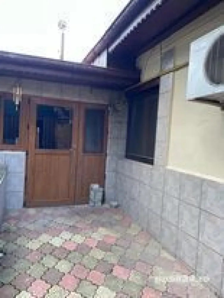Vanzare casa cartier Baneasa - Proprietar, vand casa la curte (84 mp) in cartierul Baneasa, sector 1: 5 camere, vestibul, hol, baie, bucatarie, camara, centrala termica. Suprafata totala 145 mp. Toate utilitatile. Acte la zi. Tel: