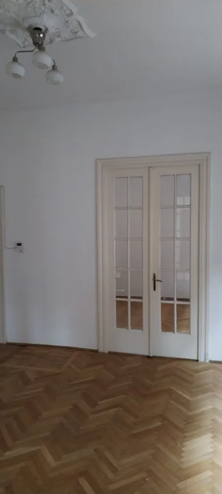 Sectorul 2 Bucuresti - Floreasca, vila 5 camere + dependinte (baie, bucatarie, camara, 2 grupuri sanitare, 204 mp, singur curte, garaj, pivnita, spalatorie, pod, incalzire centrala cu gaze/centrala proprie, la cheie. Prefer sa fiu contactata direct de catre cumparator.