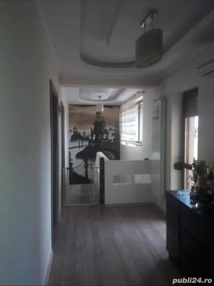 Prelungirea Ghencea - vila 5 camere - Prelungirea Ghencea (sere), Bucuresti sector 6, semi stradal. Strada privata, poze reale Incalzire in pardoaeala, centrala noua. Toate utilitatile: canalizare, Apa Nova. Constructie 2010. Parter: hol, living, dormitor, grup sanitar, bucatarie inchisa, terasa. Etaj : 3 dormitoare, 2 grupuri sanitare, 2 balcoane. Pod inalt Vedere Est- Vest direct in padurea de salcami, zona protejata. Deosebit de civilizat si vecini linistiti. Casa sigura, caramida, plan structura respectat. Detalii telefonic
