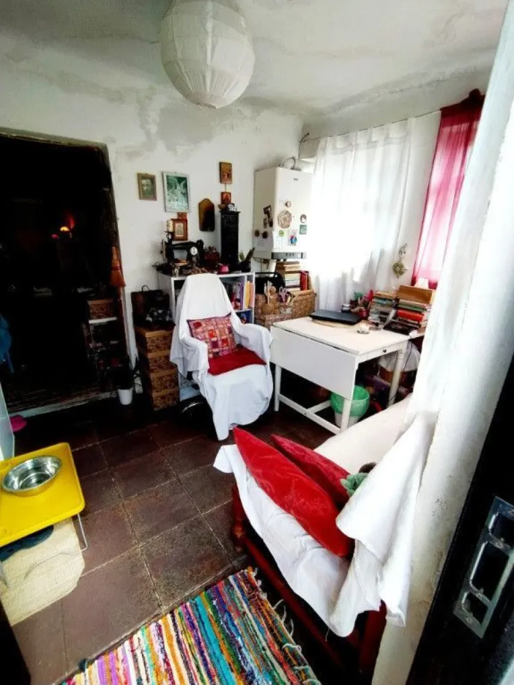 Casa la curte 3 camere, teren total 250 mp, zona Mihai Bravu - Particular, vând casa cu 3 camere si un teren total de 250 mp, singur in curte, cu front stradal de 10 m. Casa se afla intr-o zona liniștită, ferita de zgomotul traficului din București si localizata intre Splaiul Unirii, Bvd Mihai Bravu si Calea Vitan. Deși necesita renovare, este locuibila si dispune de toate utilitățile, inclusiv curent trifazic in garaj, iar încălzirea se face cu centrala proprie pe gaz. Zona este ofertanta, la doar 10 minute distanta de centru, înconjurata de parcuri si 3 mari centre comerciale, cu grădinițe si scoli in proximitate si la câteva minute de mers pe jos fata de stația de metrou Mihai Bravu, tramvaie si autobuze. Toate actele sunt in regula, iar prețul este de 249.000 €, negociabil la fata locului.