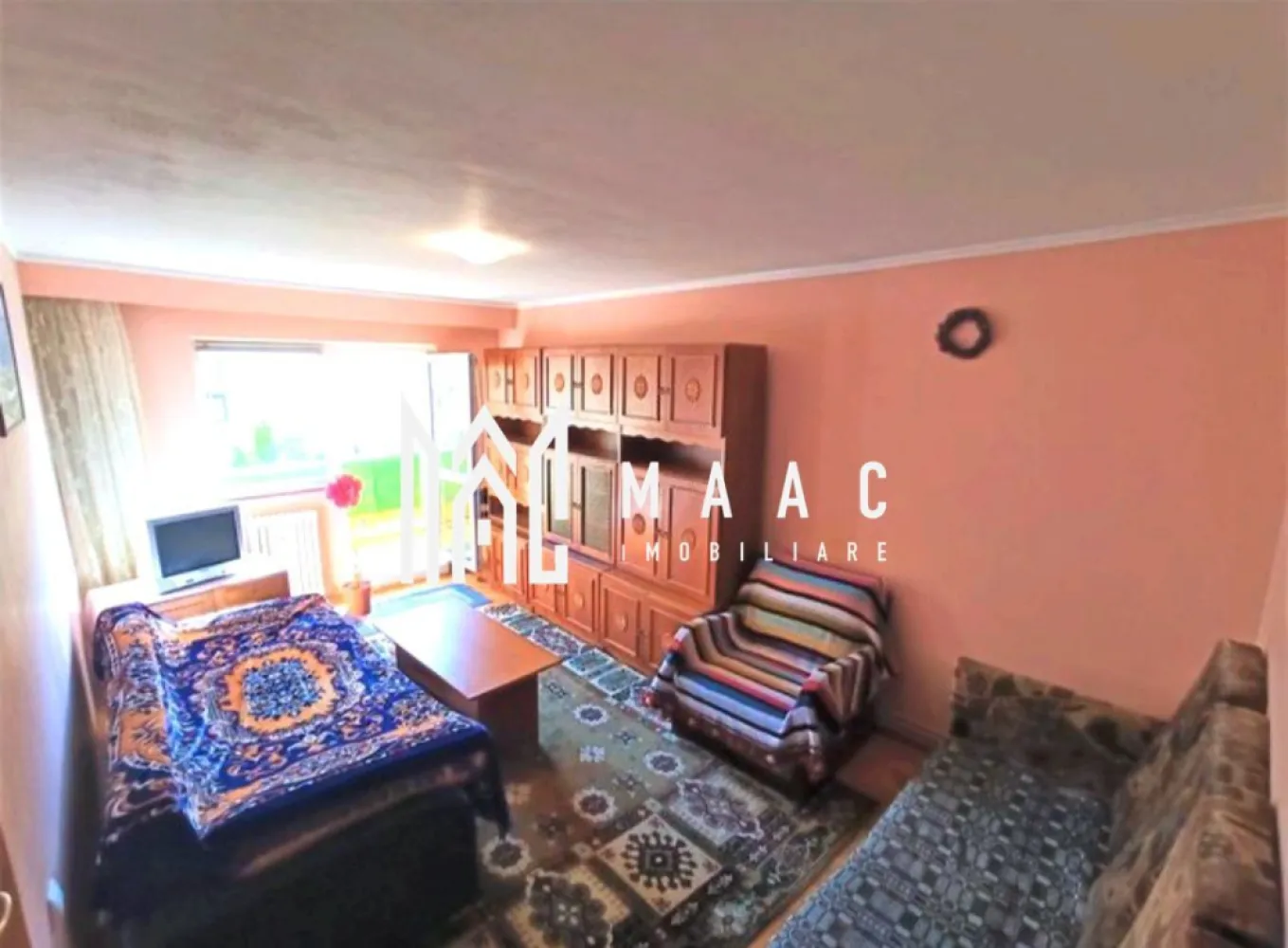 BLACK FRIDAY I Apartament 4 Camere I Decomandat I Rahovei - BLACK FRIDAY - Profită de cea mai bună perioadă din an pentru a deveni proprietar! Reducere de 5.100 euro Pret vechi - 135.000 euro Pret promotional - 129.900 euro Proprietate ideală pentru locuit sau investiție, situată la etajul 3 dintr-un bloc cu 4 etaje, poziționat în mijloc (fără colțuri), într-un imobil solid, termoizolat integral, cu acoperiș refăcut (fără mansardă) și doar 10 familii în întreaga scară – câte 2 pe etaj. Un bloc curat, liniștit, cu vecini civilizați. Compartimentare Suprafață utilă:75 mp 3 camere bine proporționate 2 balcoane (orientare est-vest: lumină naturală toată ziua) 1 baie aerisită natural Bucătărie separată Pivniță inclusă Geamuri termopan integral Uși interioare și ușă de intrare schimbate Parchet din lemn masiv (fag) Centrală termică proprie Apartamentul este complet izolat Beneficii suplimentare: Bloc călduros, cu întreținere redusă Spațiu verde în jur, iluminat stradal modern Alei și parcări recent amenajate Posibilitate de parcare în fața blocului sau loc supravegheat video (contra cost) Vecinătate liniștită, cu acces rapid către toate facilitățile Localizare excelentă: Piața Rahovei – zonă retrasă de la trafic, dar centrală La doar 2 minute de: piață agroalimentară, școală, Carrefour Market, Clinica Cedonia, biserică Acces rapid către Bulevardul Mihai Viteazul 10 minute pe jos până la Lidl, Dedeman 20 minute până la Promenada Mall Transport public în toate direcțiile – stații foarte apropiate Pentru mai multe detalii, precizați telefonic că ați văzut anunțul cu ID:CP2779276 }}