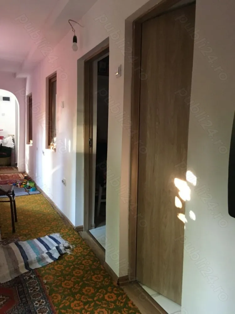 Casa Parc Bazilescu ,Bucurestii noi,poziție excelenta - Proprietar,vând casa 3 camere,1 baie,1 bucatarie,magazie,zona Bucurestii noi,strada Durau nr 109 Apa,gaz,canalizare . Suprafata teren 241 m2.Foarte aproape de blv Bucurestii noi. Trafic intens,pretabil mică afacere(cafenea,coafor). Vis a vis este sala de sport. Accept credit imobiliar. Nu lucrez cu agenții imobiliare .