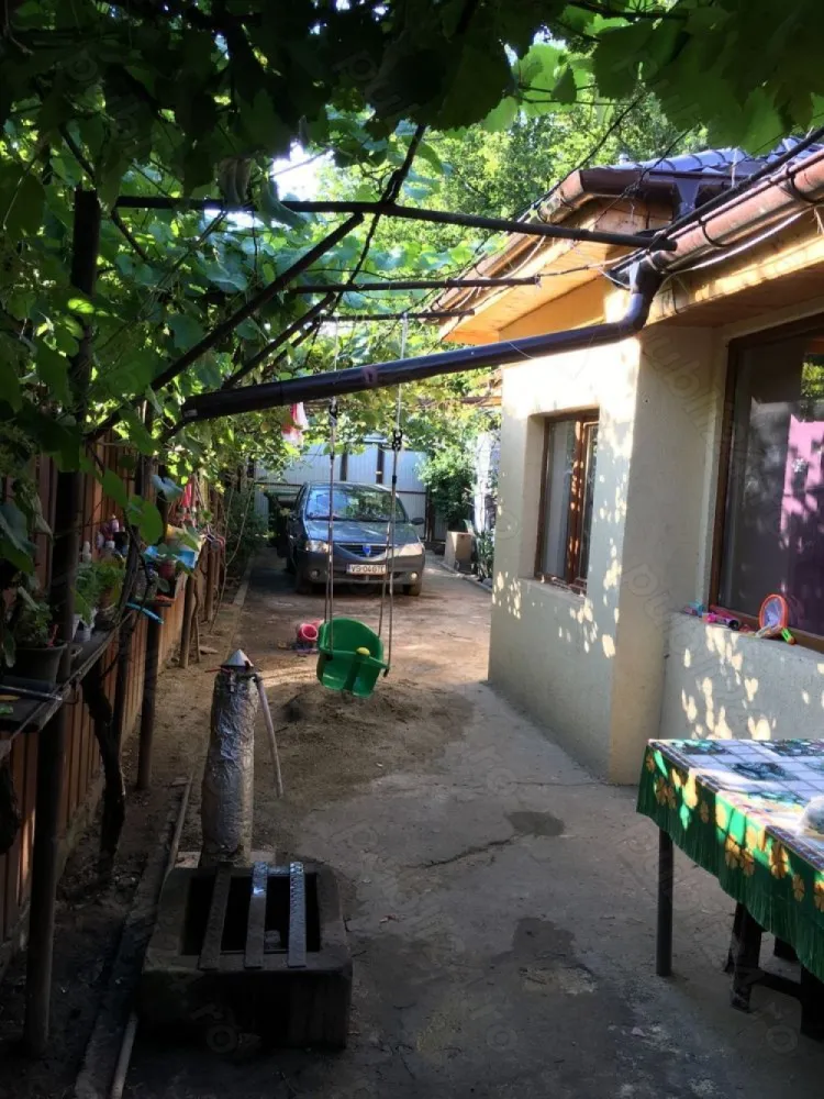 Casa Parc Bazilescu ,Bucurestii noi,poziție excelenta - Proprietar,vând casa 3 camere,1 baie,1 bucatarie,magazie,zona Bucurestii noi,strada Durau nr 109 Apa,gaz,canalizare . Suprafata teren 241 m2.Foarte aproape de blv Bucurestii noi. Trafic intens,pretabil mică afacere(cafenea,coafor). Vis a vis este sala de sport. Accept credit imobiliar. Nu lucrez cu agenții imobiliare .
