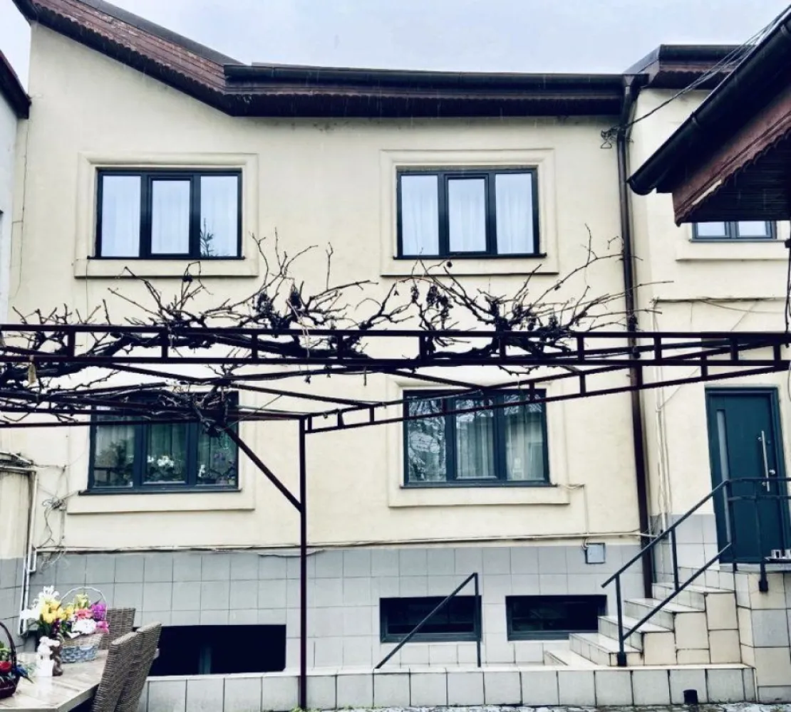 Vila / Spatiu Comercial Stradal 20m deschidere - Societatea Conex in calitate de proprietar, are placerea de a va propune spre vanzare un ansamblu format din vila, avand camere generoase de 35-40mp cu bai proprii( en-suite) si spatiu de birouri sau comercial stradal cu functionalitati separate Contorizare 220-380V, Baie bucatarie proprie, intrare pe doua laturi Vila este renovata recent in anul 2023, unde au fost inlocuite urmatoarele: Instalate geamuri termopan Instalatia sanitara si electrica Instalatia de apa si incalzirea este realizata folosind cupru, avand centrala proprie pe gaz Proprietatea dispune de plante mature (brazi, vita de vie, ghivece cu flori) bine ingrijite Spatiul de gradina, este amenajat modern cu pavaj din beton, care permite permeabilitatea Locuri de parcare disponibile in curte sau in exterior Proprietatea este intabulata in registrul de cadastru si publicitate imobiliara, fara sarcini Ultimul certificat de urbanism din Iunie 2024 permite construirea in continuare sau dezvoltarea partilor existente. Vanzarea se face prin factura fiscala fara Tva conform codului fiscal Se vinde mobilata/nemobilata (mobila noua)