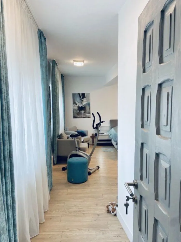 Vila / Spatiu Comercial Stradal 20m deschidere - Societatea Conex in calitate de proprietar, are placerea de a va propune spre vanzare un ansamblu format din vila, avand camere generoase de 35-40mp cu bai proprii( en-suite) si spatiu de birouri sau comercial stradal cu functionalitati separate Contorizare 220-380V, Baie bucatarie proprie, intrare pe doua laturi Vila este renovata recent in anul 2023, unde au fost inlocuite urmatoarele: Instalate geamuri termopan Instalatia sanitara si electrica Instalatia de apa si incalzirea este realizata folosind cupru, avand centrala proprie pe gaz Proprietatea dispune de plante mature (brazi, vita de vie, ghivece cu flori) bine ingrijite Spatiul de gradina, este amenajat modern cu pavaj din beton, care permite permeabilitatea Locuri de parcare disponibile in curte sau in exterior Proprietatea este intabulata in registrul de cadastru si publicitate imobiliara, fara sarcini Ultimul certificat de urbanism din Iunie 2024 permite construirea in continuare sau dezvoltarea partilor existente. Vanzarea se face prin factura fiscala fara Tva conform codului fiscal Se vinde mobilata/nemobilata (mobila noua)