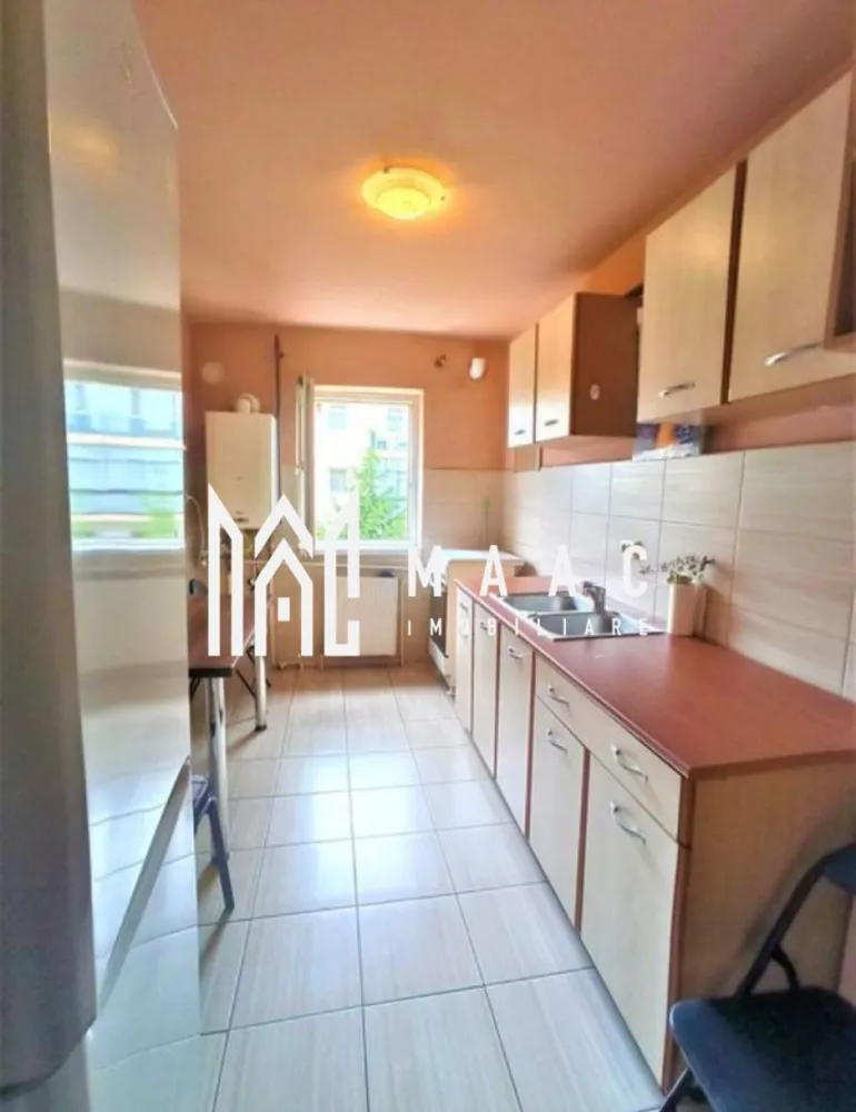 BLACK FRIDAY I Apartament 4 Camere I Decomandat I Rahovei - BLACK FRIDAY - Profită de cea mai bună perioadă din an pentru a deveni proprietar! Reducere de 5.100 euro Pret vechi - 135.000 euro Pret promotional - 129.900 euro Proprietate ideală pentru locuit sau investiție, situată la etajul 3 dintr-un bloc cu 4 etaje, poziționat în mijloc (fără colțuri), într-un imobil solid, termoizolat integral, cu acoperiș refăcut (fără mansardă) și doar 10 familii în întreaga scară – câte 2 pe etaj. Un bloc curat, liniștit, cu vecini civilizați. Compartimentare Suprafață utilă:75 mp 3 camere bine proporționate 2 balcoane (orientare est-vest: lumină naturală toată ziua) 1 baie aerisită natural Bucătărie separată Pivniță inclusă Geamuri termopan integral Uși interioare și ușă de intrare schimbate Parchet din lemn masiv (fag) Centrală termică proprie Apartamentul este complet izolat Beneficii suplimentare: Bloc călduros, cu întreținere redusă Spațiu verde în jur, iluminat stradal modern Alei și parcări recent amenajate Posibilitate de parcare în fața blocului sau loc supravegheat video (contra cost) Vecinătate liniștită, cu acces rapid către toate facilitățile Localizare excelentă: Piața Rahovei – zonă retrasă de la trafic, dar centrală La doar 2 minute de: piață agroalimentară, școală, Carrefour Market, Clinica Cedonia, biserică Acces rapid către Bulevardul Mihai Viteazul 10 minute pe jos până la Lidl, Dedeman 20 minute până la Promenada Mall Transport public în toate direcțiile – stații foarte apropiate Pentru mai multe detalii, precizați telefonic că ați văzut anunțul cu ID:CP2779276 }}