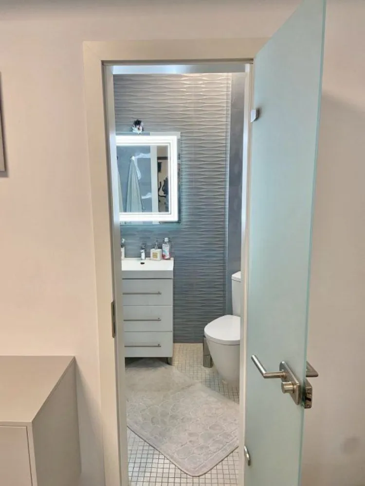 Vila / Spatiu Comercial Stradal 20m deschidere - Societatea Conex in calitate de proprietar, are placerea de a va propune spre vanzare un ansamblu format din vila, avand camere generoase de 35-40mp cu bai proprii( en-suite) si spatiu de birouri sau comercial stradal cu functionalitati separate Contorizare 220-380V, Baie bucatarie proprie, intrare pe doua laturi Vila este renovata recent in anul 2023, unde au fost inlocuite urmatoarele: Instalate geamuri termopan Instalatia sanitara si electrica Instalatia de apa si incalzirea este realizata folosind cupru, avand centrala proprie pe gaz Proprietatea dispune de plante mature (brazi, vita de vie, ghivece cu flori) bine ingrijite Spatiul de gradina, este amenajat modern cu pavaj din beton, care permite permeabilitatea Locuri de parcare disponibile in curte sau in exterior Proprietatea este intabulata in registrul de cadastru si publicitate imobiliara, fara sarcini Ultimul certificat de urbanism din Iunie 2024 permite construirea in continuare sau dezvoltarea partilor existente. Vanzarea se face prin factura fiscala fara Tva conform codului fiscal Se vinde mobilata/nemobilata (mobila noua)