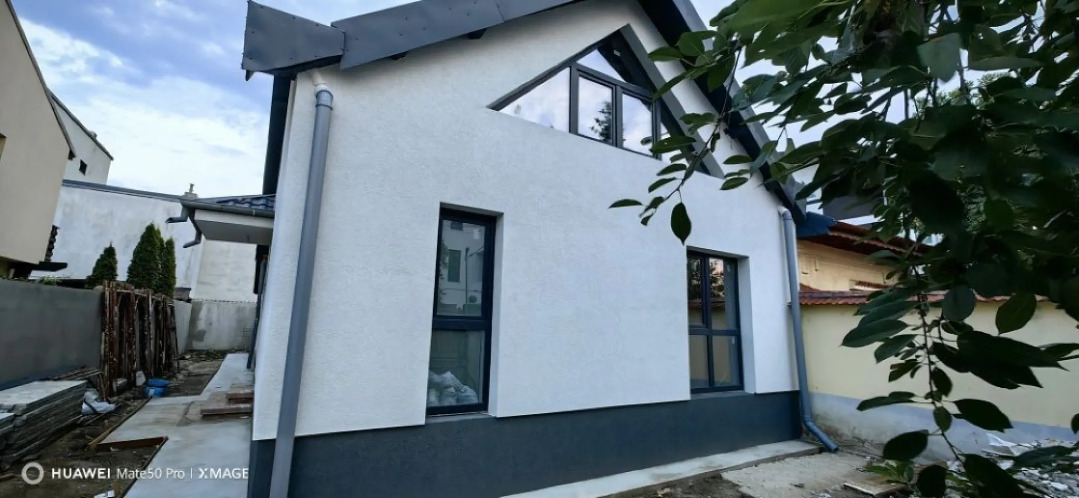 Direct proprietar casa individuala Barbu Văcărescu - Direct proprietar, Ofer spre vanzare casa individuala cu suprafata de 200 mp (P+1) 4 camere , 3 dormitoare , 3 bai , living spatios de 46 mp , bucatarie , 1 terasa de 24 mp , situata pe o strada cu sens unic fara trafic , zona linistita.Casa se afla in renovare completa cu termen de finalizare luna septembrie. Acces rapid la mijloace de transport , locatii in imediata apropiere : parcul baza sportiva Tei , Pescariu , parcul Verdi . Preț 449000 euro.