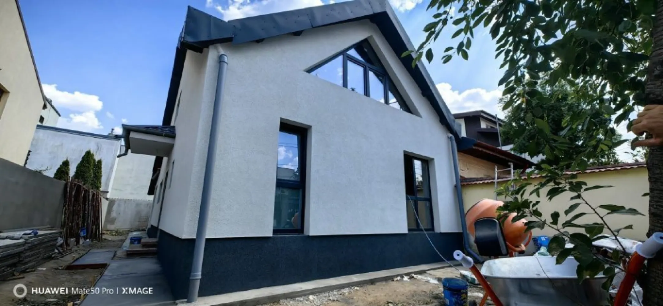 Direct proprietar casa individuala Barbu Văcărescu - Direct proprietar, Ofer spre vanzare casa individuala cu suprafata de 200 mp (P+1) 4 camere , 3 dormitoare , 3 bai , living spatios de 46 mp , bucatarie , 1 terasa de 24 mp , situata pe o strada cu sens unic fara trafic , zona linistita.Casa se afla in renovare completa cu termen de finalizare luna septembrie. Acces rapid la mijloace de transport , locatii in imediata apropiere : parcul baza sportiva Tei , Pescariu , parcul Verdi . Preț 449000 euro.