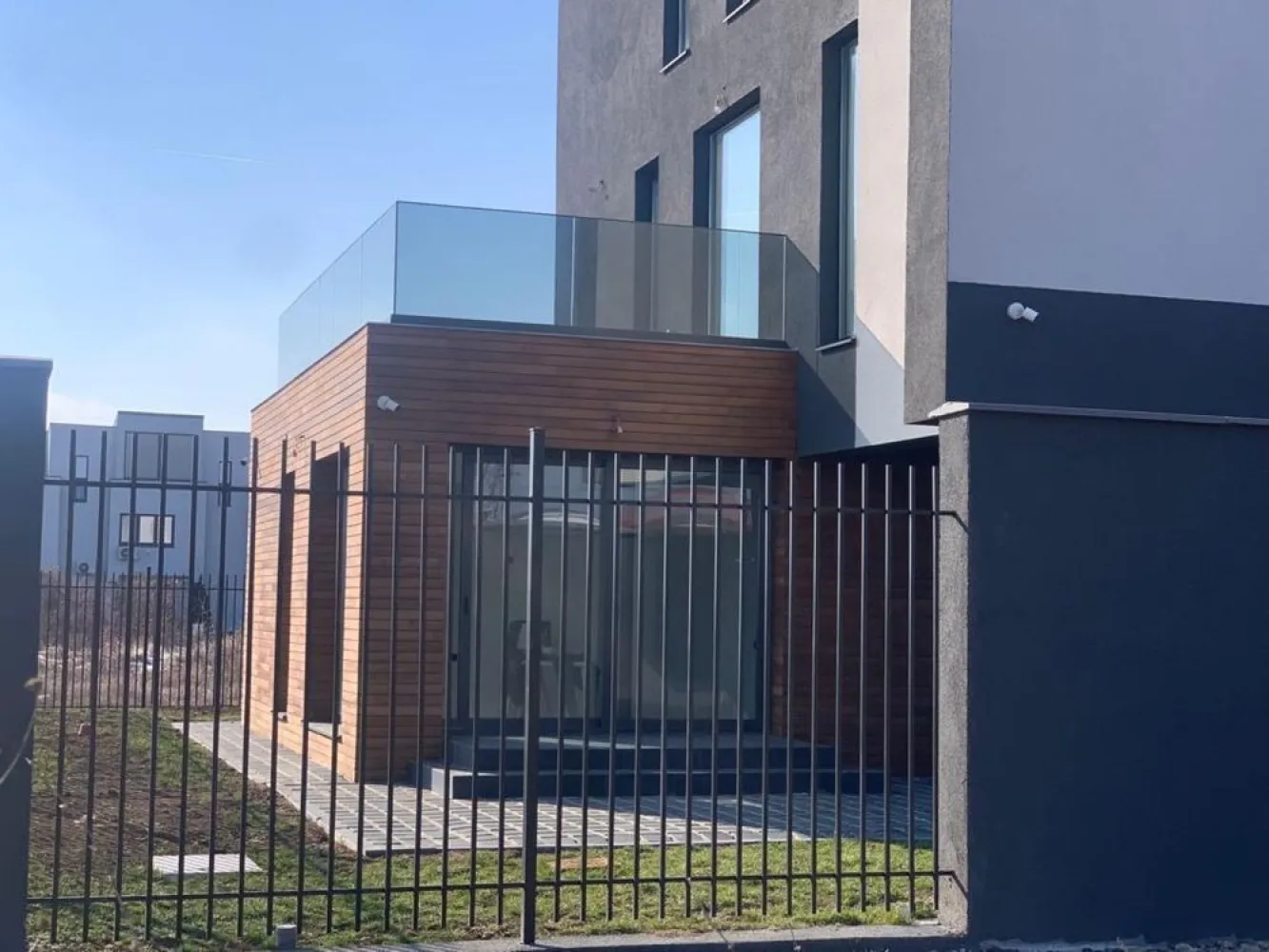 Vila 5 camere - BMS HOME CONCEPT - Strada Campul Pipera - Va prezentam spre vanzare o vila cu 5 camere ( birou, 3 dormitoare, living cu bucatarie si zona relaxare, 3 bai, 2 terase) situata in str Campul Pipera 39 Voluntari, in imediata vecinatate a Cartierului Henri Coanda, la o distanta de 3,7 km de Directia Regim permise de conducere si Inmatriculari auto. Vila este finalizata in anul 2022, este formata din P + ETJ 1 + ETJ 2, are o suprafata utila totala de 276 mp, beneficiaza de 336 MP mp teren cu o deschidere de 15ml. Curtea libera este in suprafata de 260mp, prevazuta cu pavaj , 2 locuri de parcare, alei pietonale si gazon . Suprafata utila totala este distribuita pe etaje dupa cum urmeaza : PARTER : Living + Bucatarie - 70,50 mp; Baie - 3,10 mp; Camera tehnica - 2,80 mp ETAJUL 1 Dormitor+ Dressing - 34,40 mp, Baie - 15,40 mp ,Hol+Scara - 26,68 mp , Terasa - 27,40 mp ETAJUL 2 Dormitor 1 - 14 mp; Dormitor 2 - 14 mp, Terasa - 4,50mp; Hol +Casa Scarii+Zona relaxare - 43,40mp; Baie - 10,30 mp. Camerele sunt luminoase, elegante, inalte cu finisaje de lux . La baza semnarii contractului final de vanzare cumparare vor sta urmatoarele documente : act dobandire teren, autorizatie construire , documente de calitate , carte tehnica, certificat energetic, receptie la terminarea lucrarilor, cadastru+intabulare, etc. STRUCTURA IMOBILUI este realizata din cadre de beton armat cu inchideri de zidarie porotherm de 30 cm, iar compartimentarea interioara din BCA de 15 cm. HIDROIZOLATIA este realizata atat pe terasele circulabile si necirculabile, cat si pe planseu in 5 straturi(EPS 200 DE 10CM - cu efect termoizolant) TERMOIZOLATIA - fatada ventilata in partea inferioara a imobilului este realizata cu vata minerala de 10 cm si finisata cu lambriuri din lemn termotratat. Fatada neventilata din partea superioara este realizata cu vata minerala bazaltica de 10 cm si tencuieli decorative. Intradosul planseului este termoizolat cu vata de 10 cm. TAMPLARIA EXTERIOARA s-a realizat din ferestre cu profile de aluminiu cu punte termica si placate la exterior cu sticla, feronerie GU, culoare sable noir, sticla 32 mm, 6 foi, 4 season- WEnegru-6 Float. Izolarea tamplariei a fost realizata cu membrane EPDM(membrane monostrat sintetic 100% care isi pastreaza proprietatile la -40 grade) ATIC SI GLAF METIGLA vopsite in camp electrostatic de 0,5 cm grosime, culoare sable noir. USILE DE INTERIOR sunt calitate premium tip FILOMURO cu balamale ascunse si broasca magnetica. USA DE EXTERIOR este metalica din aluminiu dur cu rupere termica si vopsita in camp electrostatic in nuanta lemnului. Usa confera o rezistenta marita la conditiile climatice severe cat si la coroziune. INSTALATIA SANITARA - la exterior : scurgeri pluviale incastrate in termosistem cu sistem de drenaj cu 3 camine colectoare. - la interior : sistem de incalzire in pardoseala tip PURMO care se alimenteaza prin agent termic (apa calda)furnizat cu ajutorul distribuitoarelor de incalzire PURMO. Exista grup de pompare PURMO, convectoare de caldura PURMO, hidrofor, statie de dedurizare si statie de filtrare a apei, centrala termica Viessman 33 kw cu boiler incorporat de 100 l, radiatoare port prosop pentru bai, electroventil de apa pentru sistem anti-inundatii. FINISAJE BAI : Izolatie tip Sika. gresie si faianta antiderapanta de calitate superioara tip Marazzi, pereti si pardoseli din microciment. Baile sunt complet echipate cu obiecte sanitare su accesorii( lavoare, baterii, cabine dus si cazi freestanding din compozit), vas de toaleta suspendat si bideu cu rezervor incastrat tip TECE, blaturi din lemn masiv. Baile sunt echipate cu prize etanse cu contact de protectie si instalatie de iluminat preinstalata pentru corpurile de iluminat. FINISAJE INTERIOARE : Lavabil interior de calitate superioara, aer conditionat cu traseu frigorific din cupru, izolatie fonica cu polistiren de 5 cm, trepte metalice suspendate finisate cu lemn termotratat, parchet tip dusumea, pardoseli microciment living, bucatarie, circuit electric pentru insula din bucatarie, traseu evacuare hota, termostat caldura pentru fiecare camera. FINISAJE TERASA : glaf piatra 2 cm cu cant tip WASSERNAS, pardoseala DECK din lemn termotratat, balustrada aluminiu cu sticla 8.8.3 laminat, securizat, float plus gray, , priza exterioara. INSTALATIE ELECTRICA(220V/380V- CURENT TRIFAZIC) : Intrerupatoare touch tip LIVOLO, preechipare statie exterioara incarcare auto, sistem iluminat ambiental exterior, prize exterioare, senzori anti - inundatie si anti- incendiu.Sistemul BMS implementat permite sa controlam si sa monitorizam functiile casei. Zona permite acces rapid catre Parcul Herastrau cat si in toate celelalte puncte de interes ale Capitalei. Strazile de acces catre vila sunt largi, regimul de inaltime al zonei este de P+ 2, nu se creeaza puncte de aglomerare catre Bulevardul principal. Zona este ferita de zgomotul intens stradal cat si de formarea intensa a poluarii.