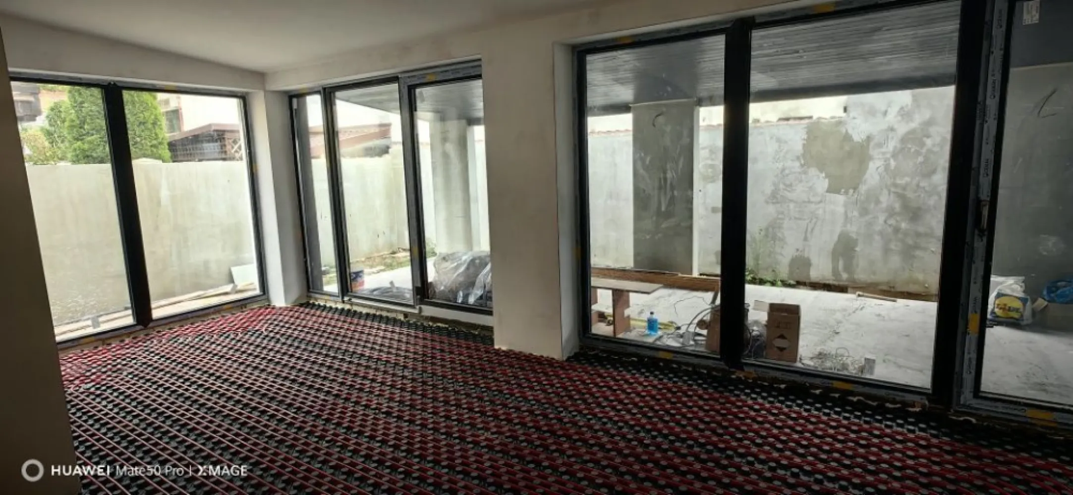 Direct proprietar casa individuala Barbu Văcărescu - Direct proprietar, Ofer spre vanzare casa individuala cu suprafata de 200 mp (P+1) 4 camere , 3 dormitoare , 3 bai , living spatios de 46 mp , bucatarie , 1 terasa de 24 mp , situata pe o strada cu sens unic fara trafic , zona linistita.Casa se afla in renovare completa cu termen de finalizare luna septembrie. Acces rapid la mijloace de transport , locatii in imediata apropiere : parcul baza sportiva Tei , Pescariu , parcul Verdi . Preț 449000 euro.