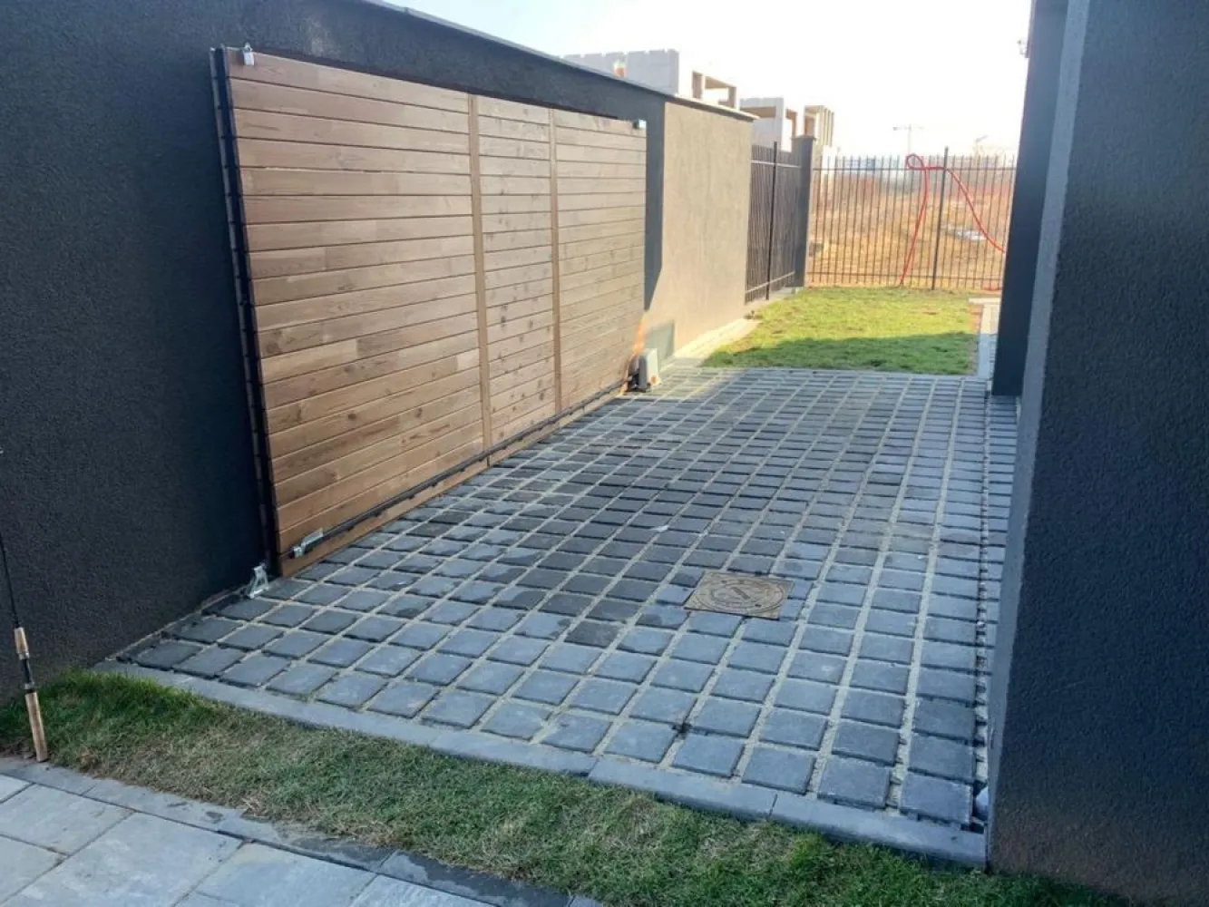 Vila 5 camere - BMS HOME CONCEPT - Strada Campul Pipera - Va prezentam spre vanzare o vila cu 5 camere ( birou, 3 dormitoare, living cu bucatarie si zona relaxare, 3 bai, 2 terase) situata in str Campul Pipera 39 Voluntari, in imediata vecinatate a Cartierului Henri Coanda, la o distanta de 3,7 km de Directia Regim permise de conducere si Inmatriculari auto. Vila este finalizata in anul 2022, este formata din P + ETJ 1 + ETJ 2, are o suprafata utila totala de 276 mp, beneficiaza de 336 MP mp teren cu o deschidere de 15ml. Curtea libera este in suprafata de 260mp, prevazuta cu pavaj , 2 locuri de parcare, alei pietonale si gazon . Suprafata utila totala este distribuita pe etaje dupa cum urmeaza : PARTER : Living + Bucatarie - 70,50 mp; Baie - 3,10 mp; Camera tehnica - 2,80 mp ETAJUL 1 Dormitor+ Dressing - 34,40 mp, Baie - 15,40 mp ,Hol+Scara - 26,68 mp , Terasa - 27,40 mp ETAJUL 2 Dormitor 1 - 14 mp; Dormitor 2 - 14 mp, Terasa - 4,50mp; Hol +Casa Scarii+Zona relaxare - 43,40mp; Baie - 10,30 mp. Camerele sunt luminoase, elegante, inalte cu finisaje de lux . La baza semnarii contractului final de vanzare cumparare vor sta urmatoarele documente : act dobandire teren, autorizatie construire , documente de calitate , carte tehnica, certificat energetic, receptie la terminarea lucrarilor, cadastru+intabulare, etc. STRUCTURA IMOBILUI este realizata din cadre de beton armat cu inchideri de zidarie porotherm de 30 cm, iar compartimentarea interioara din BCA de 15 cm. HIDROIZOLATIA este realizata atat pe terasele circulabile si necirculabile, cat si pe planseu in 5 straturi(EPS 200 DE 10CM - cu efect termoizolant) TERMOIZOLATIA - fatada ventilata in partea inferioara a imobilului este realizata cu vata minerala de 10 cm si finisata cu lambriuri din lemn termotratat. Fatada neventilata din partea superioara este realizata cu vata minerala bazaltica de 10 cm si tencuieli decorative. Intradosul planseului este termoizolat cu vata de 10 cm. TAMPLARIA EXTERIOARA s-a realizat din ferestre cu profile de aluminiu cu punte termica si placate la exterior cu sticla, feronerie GU, culoare sable noir, sticla 32 mm, 6 foi, 4 season- WEnegru-6 Float. Izolarea tamplariei a fost realizata cu membrane EPDM(membrane monostrat sintetic 100% care isi pastreaza proprietatile la -40 grade) ATIC SI GLAF METIGLA vopsite in camp electrostatic de 0,5 cm grosime, culoare sable noir. USILE DE INTERIOR sunt calitate premium tip FILOMURO cu balamale ascunse si broasca magnetica. USA DE EXTERIOR este metalica din aluminiu dur cu rupere termica si vopsita in camp electrostatic in nuanta lemnului. Usa confera o rezistenta marita la conditiile climatice severe cat si la coroziune. INSTALATIA SANITARA - la exterior : scurgeri pluviale incastrate in termosistem cu sistem de drenaj cu 3 camine colectoare. - la interior : sistem de incalzire in pardoseala tip PURMO care se alimenteaza prin agent termic (apa calda)furnizat cu ajutorul distribuitoarelor de incalzire PURMO. Exista grup de pompare PURMO, convectoare de caldura PURMO, hidrofor, statie de dedurizare si statie de filtrare a apei, centrala termica Viessman 33 kw cu boiler incorporat de 100 l, radiatoare port prosop pentru bai, electroventil de apa pentru sistem anti-inundatii. FINISAJE BAI : Izolatie tip Sika. gresie si faianta antiderapanta de calitate superioara tip Marazzi, pereti si pardoseli din microciment. Baile sunt complet echipate cu obiecte sanitare su accesorii( lavoare, baterii, cabine dus si cazi freestanding din compozit), vas de toaleta suspendat si bideu cu rezervor incastrat tip TECE, blaturi din lemn masiv. Baile sunt echipate cu prize etanse cu contact de protectie si instalatie de iluminat preinstalata pentru corpurile de iluminat. FINISAJE INTERIOARE : Lavabil interior de calitate superioara, aer conditionat cu traseu frigorific din cupru, izolatie fonica cu polistiren de 5 cm, trepte metalice suspendate finisate cu lemn termotratat, parchet tip dusumea, pardoseli microciment living, bucatarie, circuit electric pentru insula din bucatarie, traseu evacuare hota, termostat caldura pentru fiecare camera. FINISAJE TERASA : glaf piatra 2 cm cu cant tip WASSERNAS, pardoseala DECK din lemn termotratat, balustrada aluminiu cu sticla 8.8.3 laminat, securizat, float plus gray, , priza exterioara. INSTALATIE ELECTRICA(220V/380V- CURENT TRIFAZIC) : Intrerupatoare touch tip LIVOLO, preechipare statie exterioara incarcare auto, sistem iluminat ambiental exterior, prize exterioare, senzori anti - inundatie si anti- incendiu.Sistemul BMS implementat permite sa controlam si sa monitorizam functiile casei. Zona permite acces rapid catre Parcul Herastrau cat si in toate celelalte puncte de interes ale Capitalei. Strazile de acces catre vila sunt largi, regimul de inaltime al zonei este de P+ 2, nu se creeaza puncte de aglomerare catre Bulevardul principal. Zona este ferita de zgomotul intens stradal cat si de formarea intensa a poluarii.