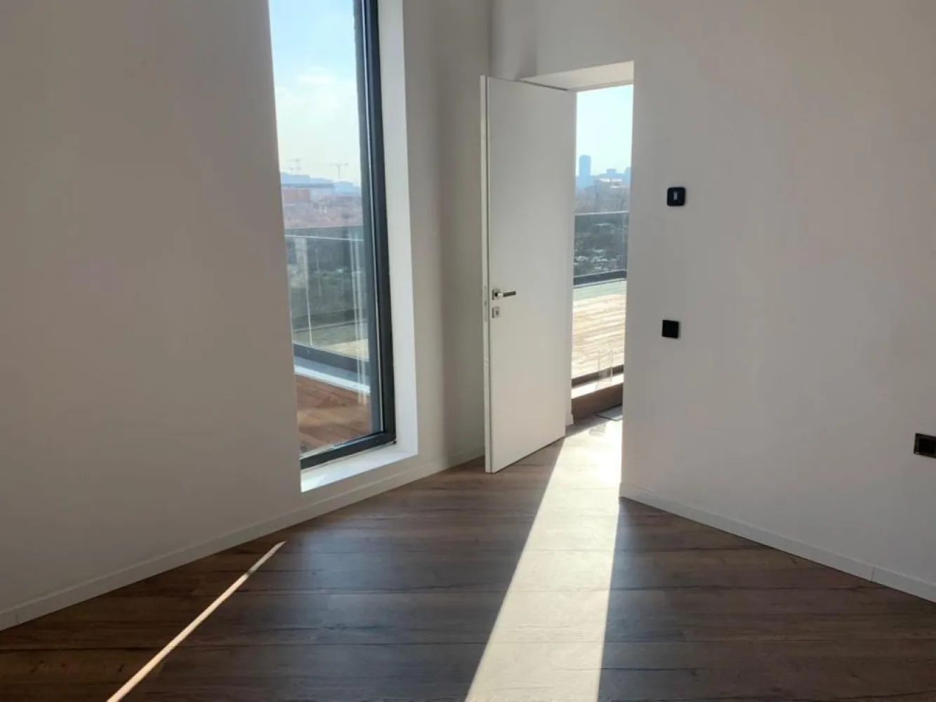 Vila 5 camere - BMS HOME CONCEPT - Strada Campul Pipera - Va prezentam spre vanzare o vila cu 5 camere ( birou, 3 dormitoare, living cu bucatarie si zona relaxare, 3 bai, 2 terase) situata in str Campul Pipera 39 Voluntari, in imediata vecinatate a Cartierului Henri Coanda, la o distanta de 3,7 km de Directia Regim permise de conducere si Inmatriculari auto. Vila este finalizata in anul 2022, este formata din P + ETJ 1 + ETJ 2, are o suprafata utila totala de 276 mp, beneficiaza de 336 MP mp teren cu o deschidere de 15ml. Curtea libera este in suprafata de 260mp, prevazuta cu pavaj , 2 locuri de parcare, alei pietonale si gazon . Suprafata utila totala este distribuita pe etaje dupa cum urmeaza : PARTER : Living + Bucatarie - 70,50 mp; Baie - 3,10 mp; Camera tehnica - 2,80 mp ETAJUL 1 Dormitor+ Dressing - 34,40 mp, Baie - 15,40 mp ,Hol+Scara - 26,68 mp , Terasa - 27,40 mp ETAJUL 2 Dormitor 1 - 14 mp; Dormitor 2 - 14 mp, Terasa - 4,50mp; Hol +Casa Scarii+Zona relaxare - 43,40mp; Baie - 10,30 mp. Camerele sunt luminoase, elegante, inalte cu finisaje de lux . La baza semnarii contractului final de vanzare cumparare vor sta urmatoarele documente : act dobandire teren, autorizatie construire , documente de calitate , carte tehnica, certificat energetic, receptie la terminarea lucrarilor, cadastru+intabulare, etc. STRUCTURA IMOBILUI este realizata din cadre de beton armat cu inchideri de zidarie porotherm de 30 cm, iar compartimentarea interioara din BCA de 15 cm. HIDROIZOLATIA este realizata atat pe terasele circulabile si necirculabile, cat si pe planseu in 5 straturi(EPS 200 DE 10CM - cu efect termoizolant) TERMOIZOLATIA - fatada ventilata in partea inferioara a imobilului este realizata cu vata minerala de 10 cm si finisata cu lambriuri din lemn termotratat. Fatada neventilata din partea superioara este realizata cu vata minerala bazaltica de 10 cm si tencuieli decorative. Intradosul planseului este termoizolat cu vata de 10 cm. TAMPLARIA EXTERIOARA s-a realizat din ferestre cu profile de aluminiu cu punte termica si placate la exterior cu sticla, feronerie GU, culoare sable noir, sticla 32 mm, 6 foi, 4 season- WEnegru-6 Float. Izolarea tamplariei a fost realizata cu membrane EPDM(membrane monostrat sintetic 100% care isi pastreaza proprietatile la -40 grade) ATIC SI GLAF METIGLA vopsite in camp electrostatic de 0,5 cm grosime, culoare sable noir. USILE DE INTERIOR sunt calitate premium tip FILOMURO cu balamale ascunse si broasca magnetica. USA DE EXTERIOR este metalica din aluminiu dur cu rupere termica si vopsita in camp electrostatic in nuanta lemnului. Usa confera o rezistenta marita la conditiile climatice severe cat si la coroziune. INSTALATIA SANITARA - la exterior : scurgeri pluviale incastrate in termosistem cu sistem de drenaj cu 3 camine colectoare. - la interior : sistem de incalzire in pardoseala tip PURMO care se alimenteaza prin agent termic (apa calda)furnizat cu ajutorul distribuitoarelor de incalzire PURMO. Exista grup de pompare PURMO, convectoare de caldura PURMO, hidrofor, statie de dedurizare si statie de filtrare a apei, centrala termica Viessman 33 kw cu boiler incorporat de 100 l, radiatoare port prosop pentru bai, electroventil de apa pentru sistem anti-inundatii. FINISAJE BAI : Izolatie tip Sika. gresie si faianta antiderapanta de calitate superioara tip Marazzi, pereti si pardoseli din microciment. Baile sunt complet echipate cu obiecte sanitare su accesorii( lavoare, baterii, cabine dus si cazi freestanding din compozit), vas de toaleta suspendat si bideu cu rezervor incastrat tip TECE, blaturi din lemn masiv. Baile sunt echipate cu prize etanse cu contact de protectie si instalatie de iluminat preinstalata pentru corpurile de iluminat. FINISAJE INTERIOARE : Lavabil interior de calitate superioara, aer conditionat cu traseu frigorific din cupru, izolatie fonica cu polistiren de 5 cm, trepte metalice suspendate finisate cu lemn termotratat, parchet tip dusumea, pardoseli microciment living, bucatarie, circuit electric pentru insula din bucatarie, traseu evacuare hota, termostat caldura pentru fiecare camera. FINISAJE TERASA : glaf piatra 2 cm cu cant tip WASSERNAS, pardoseala DECK din lemn termotratat, balustrada aluminiu cu sticla 8.8.3 laminat, securizat, float plus gray, , priza exterioara. INSTALATIE ELECTRICA(220V/380V- CURENT TRIFAZIC) : Intrerupatoare touch tip LIVOLO, preechipare statie exterioara incarcare auto, sistem iluminat ambiental exterior, prize exterioare, senzori anti - inundatie si anti- incendiu.Sistemul BMS implementat permite sa controlam si sa monitorizam functiile casei. Zona permite acces rapid catre Parcul Herastrau cat si in toate celelalte puncte de interes ale Capitalei. Strazile de acces catre vila sunt largi, regimul de inaltime al zonei este de P+ 2, nu se creeaza puncte de aglomerare catre Bulevardul principal. Zona este ferita de zgomotul intens stradal cat si de formarea intensa a poluarii.