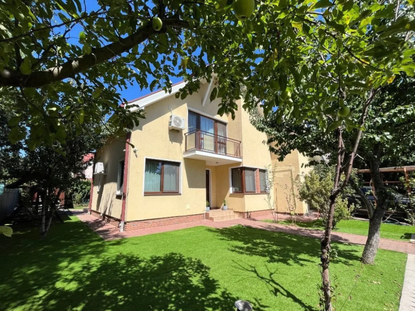 Pipera | Vila 5 Camere | Individuala | Renovata | Garaj - Va propun spre vanzare o casa primitoare, luminoasa, situata intr-un complex rezidential linistit din Pipera, cu vegetatie matura, alei interioare incapatoare, format din numai 40 de case (majoritatea individuale). Youtube Video - Exterior: youtube.com/watch?v=CCteRBr-jWk Youtube Video - Parter: youtube.com/watch?v=sqgVOp78U5g Youtube Video - Etaj: youtube.com/watch?v=wQkNKOPps-w Tip vila: individuala P + 1E + Pod amenajat si incalzit + Garaj incalzit An constuctie: 2007 Renovata la interior: 2023-2024 Suprafata teren: 410 mp Amprenta la sol: 127mp (incluzand garajul) Suprafata totala: 180mp (incluzand garajul, terasa inchisa) Dormitoare: 4 (transformate in 3, obtinandu-se un matrimonial de 31mp cu zona de dressing de 13 mp) (se poate reveni foarte usor la configuratia de 4 dormitoare prin montarea unui simplu perete de rigips, fiind pastrate intrarile separate) Parcare - 5 locuri: - 1 loc de parcare in curte, 1 loc de parcare in garaj, 3 locuri de parcare in fata proprietatii Parter - 105mp: - Living + Dining: 27mp - Bucatarie open space: 11mp - Dormitor/Birou: 12mp - Baie renovata modern, cu cabina de dus: 4,5mp - Camara/Debara/Birou: 4,5mp - Garaj incalzit si cu sursa de apa calda/rece: 16,5mp - Terasa inchisa cu structura de aluminiu si usi termopan glisante: 14mp - Hol + scara: 14mp Etaj - 73mp: - Dormitor matrimonial cu dressing imens, obtinut din alipirea a 2 dormitoare: 31mp (+ balcon 3mp)  (poate fi restructurat inapoi in 2 dormitoare de aprox. 15mp fiecare prin montarea unui simplu perete de rigips la mijloc, fiind pastrate 2 intrari separate) - Dormitor: 15mp (+ balcon inchis 3,7mp) - Baie moderna cu cada, cabina de dus, 2 chiuvete, geam Velux mare: 9mp - Hol + scara: 11mp Pod: - Pod incalzit, circulabil, cu 2 geamuri mici, amenajat cu parchet, lambriu pe tavan si pereti: 20mp Curte: - amenajata cu roluri de gazon artificial pentru o intretinere usoara si un aspect placut chiar si pe timp de iarna - foisor + gratar de piatra - magazie depozitare - leagan - pomi fructiferi: prun, par, meri, cires - gard viu vesnic verde pe latura din spate Proprietatea se vinde partial mobilata (bucatarie si bai echipate complet, canapea coltar, masa lemn facuta pe comanda + scaune dining, corp pantofar + cuier facut pe comanda, dressing de 13mp, pat matrimonial 180x200) Dotari: - Inlocuit parchetul in toata casa, scara interioara reconditionata - Renovat complet ambele bai si bucataria - Schimbat tamplaria exterioara cu profile PVC Salamander GreenEvolution clasa A cu 6 camere de izolare - 4 aparate de aer conditionat - Sistem de supraveghere video cu 8 camere - Sistem de alarma - Put propriu in curte, pe langa posibilitatea conectarii la statia generala de pompe a cartierului - Centrala termica Vaillant + boiler 120 litri Zona: - Localizata in renumita zona Pipera pe Strada Vasile Alecsandri, ferita de zgomotul produs de trafic - Complex de vile securizat, loc de joaca pentru copii - Cartier aerisit, alei interioare late, avand si avantajul vegetatiei mature - Vecinii sunt de buna calitate, iar linistea si bunastarea proprietarilor sunt la ordinea zilei - Multiple optiuni pentru gradinite si scoli intr-o raza de cativa km Ofer si cer seriozitate. Nu doresc repostarea anuntului, multumesc pentru intelegere! Pentru detalii nu ezitati sa ma contactati. Va astept cu drag la vizionare!