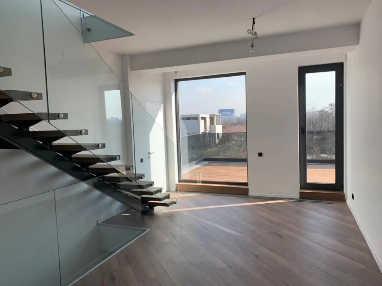 Vila 5 camere - BMS HOME CONCEPT - Strada Campul Pipera - Va prezentam spre vanzare o vila cu 5 camere ( birou, 3 dormitoare, living cu bucatarie si zona relaxare, 3 bai, 2 terase) situata in str Campul Pipera 39 Voluntari, in imediata vecinatate a Cartierului Henri Coanda, la o distanta de 3,7 km de Directia Regim permise de conducere si Inmatriculari auto. Vila este finalizata in anul 2022, este formata din P + ETJ 1 + ETJ 2, are o suprafata utila totala de 276 mp, beneficiaza de 336 MP mp teren cu o deschidere de 15ml. Curtea libera este in suprafata de 260mp, prevazuta cu pavaj , 2 locuri de parcare, alei pietonale si gazon . Suprafata utila totala este distribuita pe etaje dupa cum urmeaza : PARTER : Living + Bucatarie - 70,50 mp; Baie - 3,10 mp; Camera tehnica - 2,80 mp ETAJUL 1 Dormitor+ Dressing - 34,40 mp, Baie - 15,40 mp ,Hol+Scara - 26,68 mp , Terasa - 27,40 mp ETAJUL 2 Dormitor 1 - 14 mp; Dormitor 2 - 14 mp, Terasa - 4,50mp; Hol +Casa Scarii+Zona relaxare - 43,40mp; Baie - 10,30 mp. Camerele sunt luminoase, elegante, inalte cu finisaje de lux . La baza semnarii contractului final de vanzare cumparare vor sta urmatoarele documente : act dobandire teren, autorizatie construire , documente de calitate , carte tehnica, certificat energetic, receptie la terminarea lucrarilor, cadastru+intabulare, etc. STRUCTURA IMOBILUI este realizata din cadre de beton armat cu inchideri de zidarie porotherm de 30 cm, iar compartimentarea interioara din BCA de 15 cm. HIDROIZOLATIA este realizata atat pe terasele circulabile si necirculabile, cat si pe planseu in 5 straturi(EPS 200 DE 10CM - cu efect termoizolant) TERMOIZOLATIA - fatada ventilata in partea inferioara a imobilului este realizata cu vata minerala de 10 cm si finisata cu lambriuri din lemn termotratat. Fatada neventilata din partea superioara este realizata cu vata minerala bazaltica de 10 cm si tencuieli decorative. Intradosul planseului este termoizolat cu vata de 10 cm. TAMPLARIA EXTERIOARA s-a realizat din ferestre cu profile de aluminiu cu punte termica si placate la exterior cu sticla, feronerie GU, culoare sable noir, sticla 32 mm, 6 foi, 4 season- WEnegru-6 Float. Izolarea tamplariei a fost realizata cu membrane EPDM(membrane monostrat sintetic 100% care isi pastreaza proprietatile la -40 grade) ATIC SI GLAF METIGLA vopsite in camp electrostatic de 0,5 cm grosime, culoare sable noir. USILE DE INTERIOR sunt calitate premium tip FILOMURO cu balamale ascunse si broasca magnetica. USA DE EXTERIOR este metalica din aluminiu dur cu rupere termica si vopsita in camp electrostatic in nuanta lemnului. Usa confera o rezistenta marita la conditiile climatice severe cat si la coroziune. INSTALATIA SANITARA - la exterior : scurgeri pluviale incastrate in termosistem cu sistem de drenaj cu 3 camine colectoare. - la interior : sistem de incalzire in pardoseala tip PURMO care se alimenteaza prin agent termic (apa calda)furnizat cu ajutorul distribuitoarelor de incalzire PURMO. Exista grup de pompare PURMO, convectoare de caldura PURMO, hidrofor, statie de dedurizare si statie de filtrare a apei, centrala termica Viessman 33 kw cu boiler incorporat de 100 l, radiatoare port prosop pentru bai, electroventil de apa pentru sistem anti-inundatii. FINISAJE BAI : Izolatie tip Sika. gresie si faianta antiderapanta de calitate superioara tip Marazzi, pereti si pardoseli din microciment. Baile sunt complet echipate cu obiecte sanitare su accesorii( lavoare, baterii, cabine dus si cazi freestanding din compozit), vas de toaleta suspendat si bideu cu rezervor incastrat tip TECE, blaturi din lemn masiv. Baile sunt echipate cu prize etanse cu contact de protectie si instalatie de iluminat preinstalata pentru corpurile de iluminat. FINISAJE INTERIOARE : Lavabil interior de calitate superioara, aer conditionat cu traseu frigorific din cupru, izolatie fonica cu polistiren de 5 cm, trepte metalice suspendate finisate cu lemn termotratat, parchet tip dusumea, pardoseli microciment living, bucatarie, circuit electric pentru insula din bucatarie, traseu evacuare hota, termostat caldura pentru fiecare camera. FINISAJE TERASA : glaf piatra 2 cm cu cant tip WASSERNAS, pardoseala DECK din lemn termotratat, balustrada aluminiu cu sticla 8.8.3 laminat, securizat, float plus gray, , priza exterioara. INSTALATIE ELECTRICA(220V/380V- CURENT TRIFAZIC) : Intrerupatoare touch tip LIVOLO, preechipare statie exterioara incarcare auto, sistem iluminat ambiental exterior, prize exterioare, senzori anti - inundatie si anti- incendiu.Sistemul BMS implementat permite sa controlam si sa monitorizam functiile casei. Zona permite acces rapid catre Parcul Herastrau cat si in toate celelalte puncte de interes ale Capitalei. Strazile de acces catre vila sunt largi, regimul de inaltime al zonei este de P+ 2, nu se creeaza puncte de aglomerare catre Bulevardul principal. Zona este ferita de zgomotul intens stradal cat si de formarea intensa a poluarii.