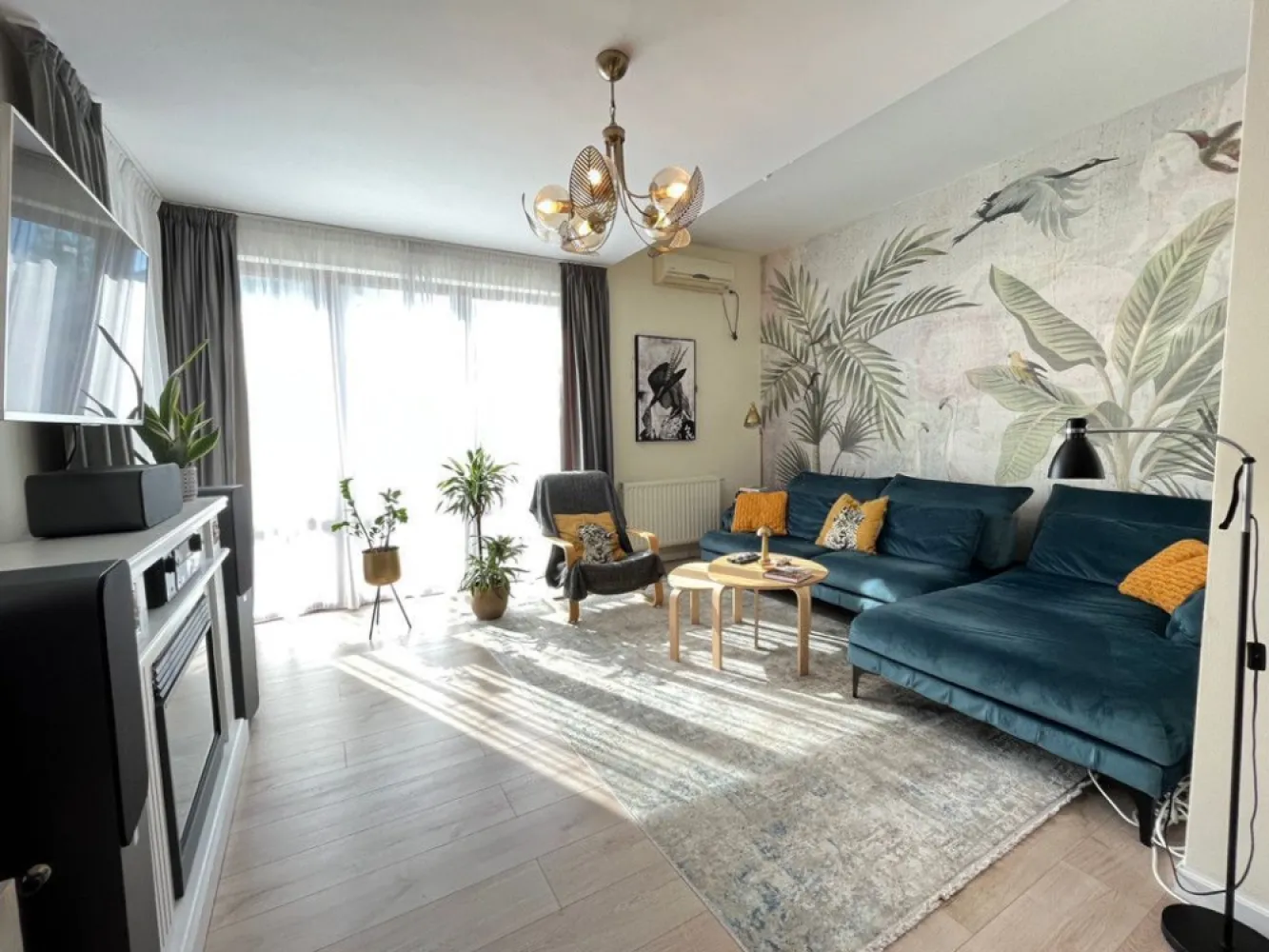 Pipera | Vila 5 Camere | Individuala | Renovata | Garaj - Va propun spre vanzare o casa primitoare, luminoasa, situata intr-un complex rezidential linistit din Pipera, cu vegetatie matura, alei interioare incapatoare, format din numai 40 de case (majoritatea individuale). Youtube Video - Exterior: youtube.com/watch?v=CCteRBr-jWk Youtube Video - Parter: youtube.com/watch?v=sqgVOp78U5g Youtube Video - Etaj: youtube.com/watch?v=wQkNKOPps-w Tip vila: individuala P + 1E + Pod amenajat si incalzit + Garaj incalzit An constuctie: 2007 Renovata la interior: 2023-2024 Suprafata teren: 410 mp Amprenta la sol: 127mp (incluzand garajul) Suprafata totala: 180mp (incluzand garajul, terasa inchisa) Dormitoare: 4 (transformate in 3, obtinandu-se un matrimonial de 31mp cu zona de dressing de 13 mp) (se poate reveni foarte usor la configuratia de 4 dormitoare prin montarea unui simplu perete de rigips, fiind pastrate intrarile separate) Parcare - 5 locuri: - 1 loc de parcare in curte, 1 loc de parcare in garaj, 3 locuri de parcare in fata proprietatii Parter - 105mp: - Living + Dining: 27mp - Bucatarie open space: 11mp - Dormitor/Birou: 12mp - Baie renovata modern, cu cabina de dus: 4,5mp - Camara/Debara/Birou: 4,5mp - Garaj incalzit si cu sursa de apa calda/rece: 16,5mp - Terasa inchisa cu structura de aluminiu si usi termopan glisante: 14mp - Hol + scara: 14mp Etaj - 73mp: - Dormitor matrimonial cu dressing imens, obtinut din alipirea a 2 dormitoare: 31mp (+ balcon 3mp)  (poate fi restructurat inapoi in 2 dormitoare de aprox. 15mp fiecare prin montarea unui simplu perete de rigips la mijloc, fiind pastrate 2 intrari separate) - Dormitor: 15mp (+ balcon inchis 3,7mp) - Baie moderna cu cada, cabina de dus, 2 chiuvete, geam Velux mare: 9mp - Hol + scara: 11mp Pod: - Pod incalzit, circulabil, cu 2 geamuri mici, amenajat cu parchet, lambriu pe tavan si pereti: 20mp Curte: - amenajata cu roluri de gazon artificial pentru o intretinere usoara si un aspect placut chiar si pe timp de iarna - foisor + gratar de piatra - magazie depozitare - leagan - pomi fructiferi: prun, par, meri, cires - gard viu vesnic verde pe latura din spate Proprietatea se vinde partial mobilata (bucatarie si bai echipate complet, canapea coltar, masa lemn facuta pe comanda + scaune dining, corp pantofar + cuier facut pe comanda, dressing de 13mp, pat matrimonial 180x200) Dotari: - Inlocuit parchetul in toata casa, scara interioara reconditionata - Renovat complet ambele bai si bucataria - Schimbat tamplaria exterioara cu profile PVC Salamander GreenEvolution clasa A cu 6 camere de izolare - 4 aparate de aer conditionat - Sistem de supraveghere video cu 8 camere - Sistem de alarma - Put propriu in curte, pe langa posibilitatea conectarii la statia generala de pompe a cartierului - Centrala termica Vaillant + boiler 120 litri Zona: - Localizata in renumita zona Pipera pe Strada Vasile Alecsandri, ferita de zgomotul produs de trafic - Complex de vile securizat, loc de joaca pentru copii - Cartier aerisit, alei interioare late, avand si avantajul vegetatiei mature - Vecinii sunt de buna calitate, iar linistea si bunastarea proprietarilor sunt la ordinea zilei - Multiple optiuni pentru gradinite si scoli intr-o raza de cativa km Ofer si cer seriozitate. Nu doresc repostarea anuntului, multumesc pentru intelegere! Pentru detalii nu ezitati sa ma contactati. Va astept cu drag la vizionare!