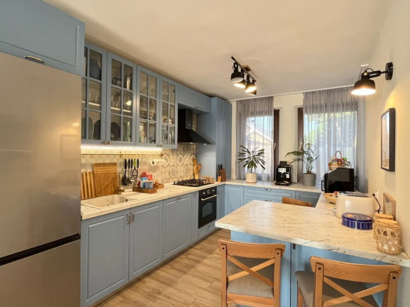 Pipera | Vila 5 Camere | Individuala | Renovata | Garaj - Va propun spre vanzare o casa primitoare, luminoasa, situata intr-un complex rezidential linistit din Pipera, cu vegetatie matura, alei interioare incapatoare, format din numai 40 de case (majoritatea individuale). Youtube Video - Exterior: youtube.com/watch?v=CCteRBr-jWk Youtube Video - Parter: youtube.com/watch?v=sqgVOp78U5g Youtube Video - Etaj: youtube.com/watch?v=wQkNKOPps-w Tip vila: individuala P + 1E + Pod amenajat si incalzit + Garaj incalzit An constuctie: 2007 Renovata la interior: 2023-2024 Suprafata teren: 410 mp Amprenta la sol: 127mp (incluzand garajul) Suprafata totala: 180mp (incluzand garajul, terasa inchisa) Dormitoare: 4 (transformate in 3, obtinandu-se un matrimonial de 31mp cu zona de dressing de 13 mp) (se poate reveni foarte usor la configuratia de 4 dormitoare prin montarea unui simplu perete de rigips, fiind pastrate intrarile separate) Parcare - 5 locuri: - 1 loc de parcare in curte, 1 loc de parcare in garaj, 3 locuri de parcare in fata proprietatii Parter - 105mp: - Living + Dining: 27mp - Bucatarie open space: 11mp - Dormitor/Birou: 12mp - Baie renovata modern, cu cabina de dus: 4,5mp - Camara/Debara/Birou: 4,5mp - Garaj incalzit si cu sursa de apa calda/rece: 16,5mp - Terasa inchisa cu structura de aluminiu si usi termopan glisante: 14mp - Hol + scara: 14mp Etaj - 73mp: - Dormitor matrimonial cu dressing imens, obtinut din alipirea a 2 dormitoare: 31mp (+ balcon 3mp)  (poate fi restructurat inapoi in 2 dormitoare de aprox. 15mp fiecare prin montarea unui simplu perete de rigips la mijloc, fiind pastrate 2 intrari separate) - Dormitor: 15mp (+ balcon inchis 3,7mp) - Baie moderna cu cada, cabina de dus, 2 chiuvete, geam Velux mare: 9mp - Hol + scara: 11mp Pod: - Pod incalzit, circulabil, cu 2 geamuri mici, amenajat cu parchet, lambriu pe tavan si pereti: 20mp Curte: - amenajata cu roluri de gazon artificial pentru o intretinere usoara si un aspect placut chiar si pe timp de iarna - foisor + gratar de piatra - magazie depozitare - leagan - pomi fructiferi: prun, par, meri, cires - gard viu vesnic verde pe latura din spate Proprietatea se vinde partial mobilata (bucatarie si bai echipate complet, canapea coltar, masa lemn facuta pe comanda + scaune dining, corp pantofar + cuier facut pe comanda, dressing de 13mp, pat matrimonial 180x200) Dotari: - Inlocuit parchetul in toata casa, scara interioara reconditionata - Renovat complet ambele bai si bucataria - Schimbat tamplaria exterioara cu profile PVC Salamander GreenEvolution clasa A cu 6 camere de izolare - 4 aparate de aer conditionat - Sistem de supraveghere video cu 8 camere - Sistem de alarma - Put propriu in curte, pe langa posibilitatea conectarii la statia generala de pompe a cartierului - Centrala termica Vaillant + boiler 120 litri Zona: - Localizata in renumita zona Pipera pe Strada Vasile Alecsandri, ferita de zgomotul produs de trafic - Complex de vile securizat, loc de joaca pentru copii - Cartier aerisit, alei interioare late, avand si avantajul vegetatiei mature - Vecinii sunt de buna calitate, iar linistea si bunastarea proprietarilor sunt la ordinea zilei - Multiple optiuni pentru gradinite si scoli intr-o raza de cativa km Ofer si cer seriozitate. Nu doresc repostarea anuntului, multumesc pentru intelegere! Pentru detalii nu ezitati sa ma contactati. Va astept cu drag la vizionare!