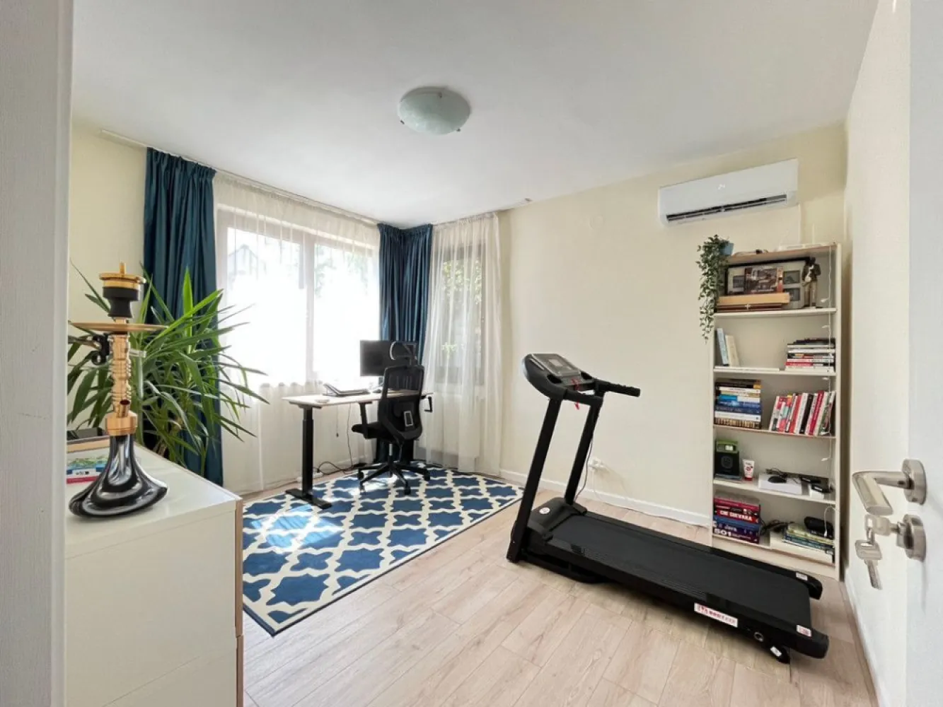 Pipera | Vila 5 Camere | Individuala | Renovata | Garaj - Va propun spre vanzare o casa primitoare, luminoasa, situata intr-un complex rezidential linistit din Pipera, cu vegetatie matura, alei interioare incapatoare, format din numai 40 de case (majoritatea individuale). Youtube Video - Exterior: youtube.com/watch?v=CCteRBr-jWk Youtube Video - Parter: youtube.com/watch?v=sqgVOp78U5g Youtube Video - Etaj: youtube.com/watch?v=wQkNKOPps-w Tip vila: individuala P + 1E + Pod amenajat si incalzit + Garaj incalzit An constuctie: 2007 Renovata la interior: 2023-2024 Suprafata teren: 410 mp Amprenta la sol: 127mp (incluzand garajul) Suprafata totala: 180mp (incluzand garajul, terasa inchisa) Dormitoare: 4 (transformate in 3, obtinandu-se un matrimonial de 31mp cu zona de dressing de 13 mp) (se poate reveni foarte usor la configuratia de 4 dormitoare prin montarea unui simplu perete de rigips, fiind pastrate intrarile separate) Parcare - 5 locuri: - 1 loc de parcare in curte, 1 loc de parcare in garaj, 3 locuri de parcare in fata proprietatii Parter - 105mp: - Living + Dining: 27mp - Bucatarie open space: 11mp - Dormitor/Birou: 12mp - Baie renovata modern, cu cabina de dus: 4,5mp - Camara/Debara/Birou: 4,5mp - Garaj incalzit si cu sursa de apa calda/rece: 16,5mp - Terasa inchisa cu structura de aluminiu si usi termopan glisante: 14mp - Hol + scara: 14mp Etaj - 73mp: - Dormitor matrimonial cu dressing imens, obtinut din alipirea a 2 dormitoare: 31mp (+ balcon 3mp)  (poate fi restructurat inapoi in 2 dormitoare de aprox. 15mp fiecare prin montarea unui simplu perete de rigips la mijloc, fiind pastrate 2 intrari separate) - Dormitor: 15mp (+ balcon inchis 3,7mp) - Baie moderna cu cada, cabina de dus, 2 chiuvete, geam Velux mare: 9mp - Hol + scara: 11mp Pod: - Pod incalzit, circulabil, cu 2 geamuri mici, amenajat cu parchet, lambriu pe tavan si pereti: 20mp Curte: - amenajata cu roluri de gazon artificial pentru o intretinere usoara si un aspect placut chiar si pe timp de iarna - foisor + gratar de piatra - magazie depozitare - leagan - pomi fructiferi: prun, par, meri, cires - gard viu vesnic verde pe latura din spate Proprietatea se vinde partial mobilata (bucatarie si bai echipate complet, canapea coltar, masa lemn facuta pe comanda + scaune dining, corp pantofar + cuier facut pe comanda, dressing de 13mp, pat matrimonial 180x200) Dotari: - Inlocuit parchetul in toata casa, scara interioara reconditionata - Renovat complet ambele bai si bucataria - Schimbat tamplaria exterioara cu profile PVC Salamander GreenEvolution clasa A cu 6 camere de izolare - 4 aparate de aer conditionat - Sistem de supraveghere video cu 8 camere - Sistem de alarma - Put propriu in curte, pe langa posibilitatea conectarii la statia generala de pompe a cartierului - Centrala termica Vaillant + boiler 120 litri Zona: - Localizata in renumita zona Pipera pe Strada Vasile Alecsandri, ferita de zgomotul produs de trafic - Complex de vile securizat, loc de joaca pentru copii - Cartier aerisit, alei interioare late, avand si avantajul vegetatiei mature - Vecinii sunt de buna calitate, iar linistea si bunastarea proprietarilor sunt la ordinea zilei - Multiple optiuni pentru gradinite si scoli intr-o raza de cativa km Ofer si cer seriozitate. Nu doresc repostarea anuntului, multumesc pentru intelegere! Pentru detalii nu ezitati sa ma contactati. Va astept cu drag la vizionare!