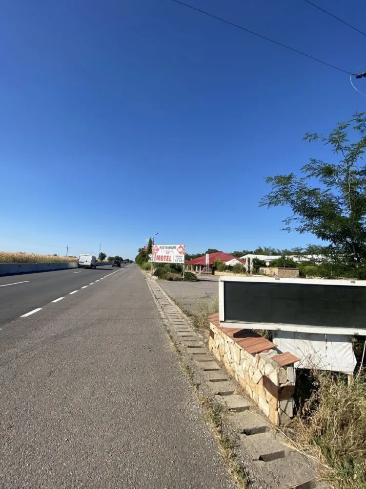 Restaurant | Complex turistic | Motel - Se vinde- 11.700 mp, 2 corpuri situate pe DN5 Giurgiu-Bucuresti,langa padurea Plopsoru la 40 de min de Bucuresti(loc foarte frumos,pretabil: camin de batrani,parcare de tiruri etc) Fost Restaurant - salon 150 persoane,19 camere fiecare cu baie proprie,bucatarie (cu beci),separeu la subsol separat,bar. Cladire fast food (la strada) 110 mp cu terasa exterioara, 2 grupuri sanitare + vestiar interior cu grup sanitar si dus. 2 puturi in curte,curent instalatie de 380 *Cladirile necesita renovare. *Trafic foarte mare de masini si TIR-uri. Schimb cu imobiliare in Giurgiu sau Bucuresti ! Nu accept variante auto ! Nu este implicata agentie imobiliara !