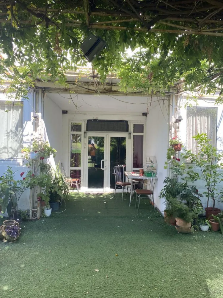 Restaurant | Complex turistic | Motel - Se vinde- 11.700 mp, 2 corpuri situate pe DN5 Giurgiu-Bucuresti,langa padurea Plopsoru la 40 de min de Bucuresti(loc foarte frumos,pretabil: camin de batrani,parcare de tiruri etc) Fost Restaurant - salon 150 persoane,19 camere fiecare cu baie proprie,bucatarie (cu beci),separeu la subsol separat,bar. Cladire fast food (la strada) 110 mp cu terasa exterioara, 2 grupuri sanitare + vestiar interior cu grup sanitar si dus. 2 puturi in curte,curent instalatie de 380 *Cladirile necesita renovare. *Trafic foarte mare de masini si TIR-uri. Schimb cu imobiliare in Giurgiu sau Bucuresti ! Nu accept variante auto ! Nu este implicata agentie imobiliara !