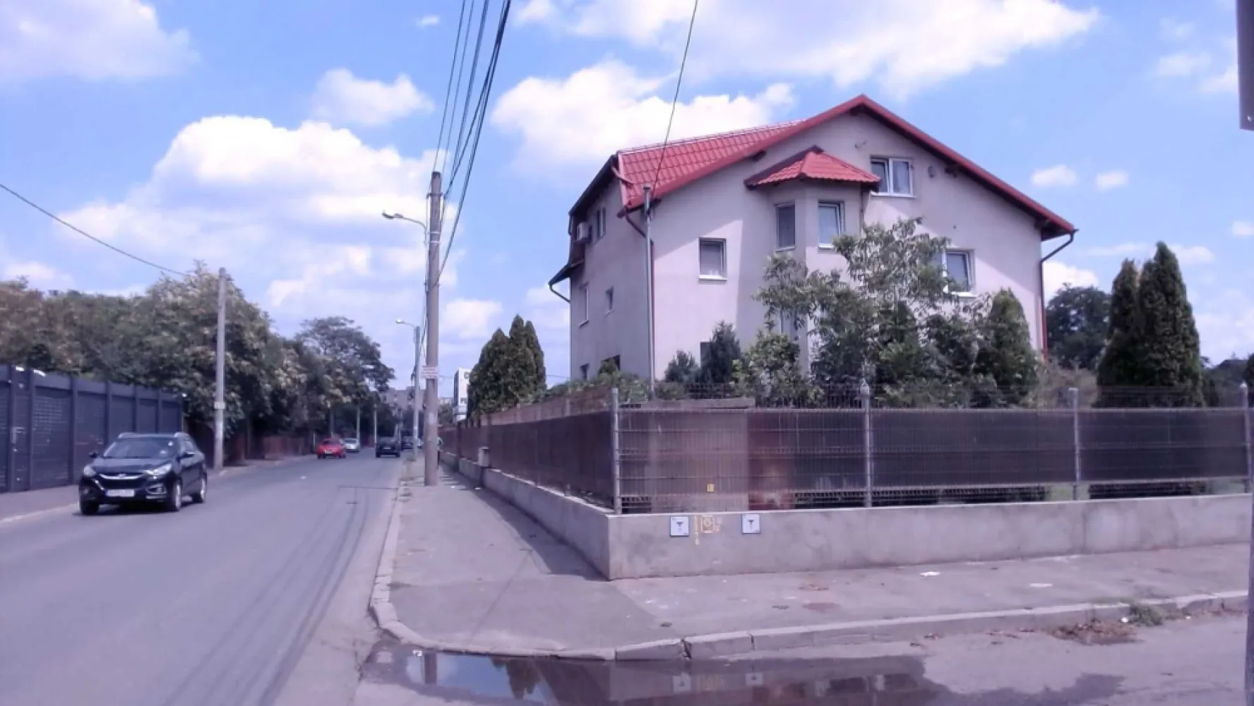 Clădire Dem+P+1+M, Dantelei - Apartamente, Clinică sau Birouri, 450 mp - Str. Dantelei x Str. Alexandru Bocăneț 1, Sector 5, București, Linie autobuz: 185; cu stație în apropiere Clădire Dem+P+1+M: • Interior: Mobilat utilat în stare bună • Suprafață utilă: 450 mp distribuiți pe etaje • Spațiul poate fi transformat în: - 4 apartamente de aproximativ 100 mp fiecare, sau - O clinică, sau - Birouri pentru firmă, demisolul fiind ideal pentru conferințe și festivități. Suprafață utilă pe etaje: • Demisol: 113,37 mp • Parter: 115,57 mp • Etaj: 113,69 mp • Mansardă: 107,75 mp • Casa este racordată la toate utilitățile Teren aferent: 500-600mp Se poate și închiria