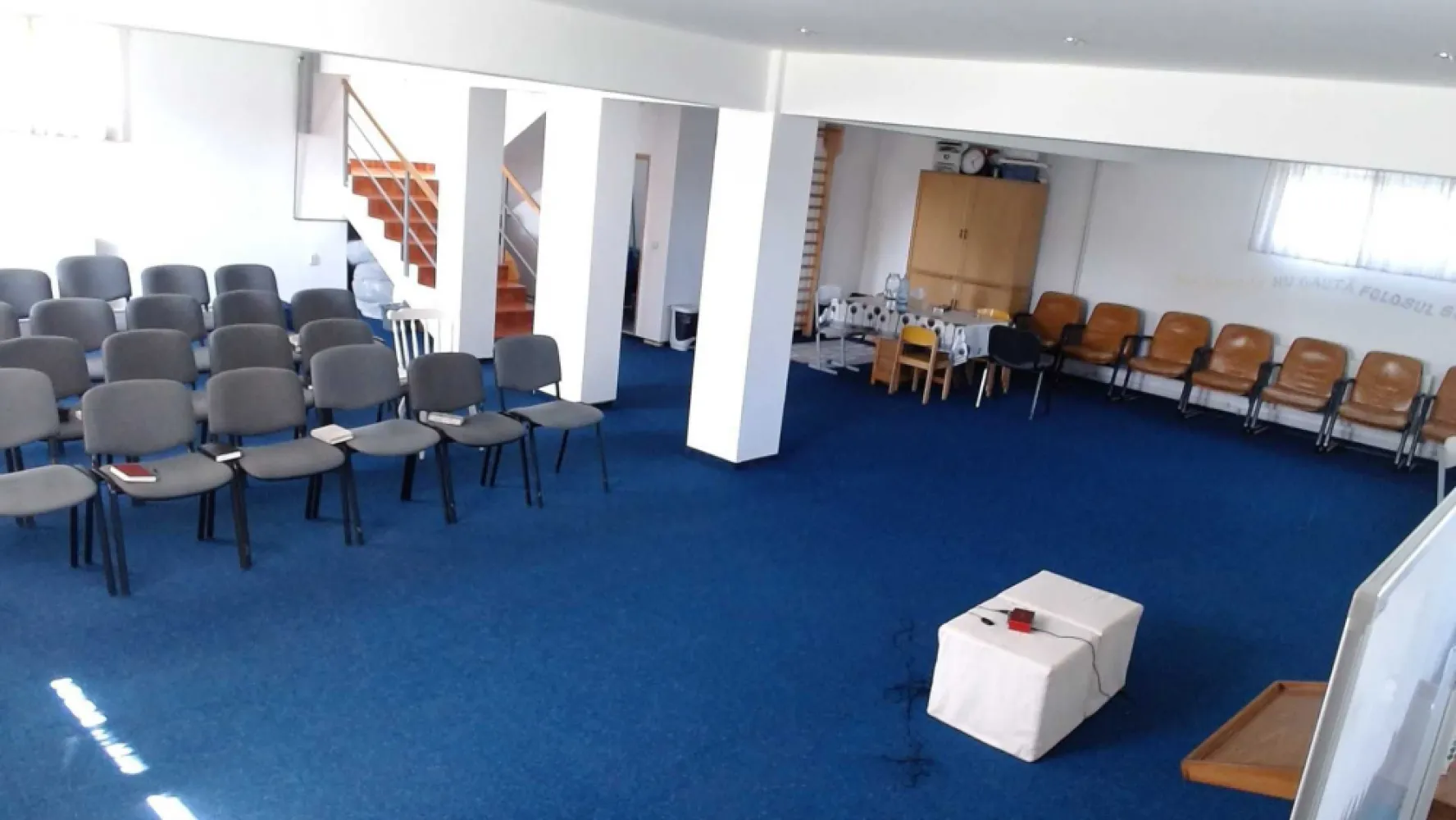 Clădire Dem+P+1+M, Dantelei - Apartamente, Clinică sau Birouri, 450 mp - Str. Dantelei x Str. Alexandru Bocăneț 1, Sector 5, București, Linie autobuz: 185; cu stație în apropiere Clădire Dem+P+1+M: • Interior: Mobilat utilat în stare bună • Suprafață utilă: 450 mp distribuiți pe etaje • Spațiul poate fi transformat în: - 4 apartamente de aproximativ 100 mp fiecare, sau - O clinică, sau - Birouri pentru firmă, demisolul fiind ideal pentru conferințe și festivități. Suprafață utilă pe etaje: • Demisol: 113,37 mp • Parter: 115,57 mp • Etaj: 113,69 mp • Mansardă: 107,75 mp • Casa este racordată la toate utilitățile Teren aferent: 500-600mp Se poate și închiria