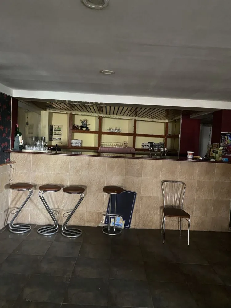 Restaurant | Complex turistic | Motel - Se vinde- 11.700 mp, 2 corpuri situate pe DN5 Giurgiu-Bucuresti,langa padurea Plopsoru la 40 de min de Bucuresti(loc foarte frumos,pretabil: camin de batrani,parcare de tiruri etc) Fost Restaurant - salon 150 persoane,19 camere fiecare cu baie proprie,bucatarie (cu beci),separeu la subsol separat,bar. Cladire fast food (la strada) 110 mp cu terasa exterioara, 2 grupuri sanitare + vestiar interior cu grup sanitar si dus. 2 puturi in curte,curent instalatie de 380 *Cladirile necesita renovare. *Trafic foarte mare de masini si TIR-uri. Schimb cu imobiliare in Giurgiu sau Bucuresti ! Nu accept variante auto ! Nu este implicata agentie imobiliara !