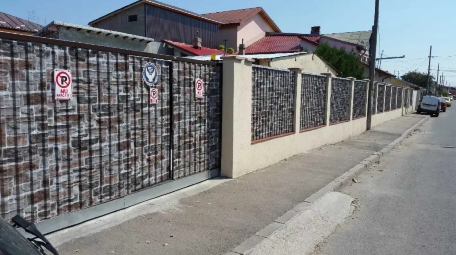 Casa cu teren 570/650 mp sect 5 Antiaeriana int. Alexandriei - Proprietar, ofer teren 570 mp situat in spatele bisericii Sf. Parascheva de la intersecția dintre Antiaeriană, Alexandriei si București-Magurele, cu casa 170 mp parter + 135 mp mansarda neamenajata, + sera beton cu piscina 75 mp cu acoperis transparent, incalzita. Mai este disponibila suplimentar o parcela de 80 mp in continuarea terenului spre vest cu constructie 100% pe toata suprafata, garaj +magazie demolabile, caz in care se mai adauga 32.000 euro la preț si pe parcela rezultata de 650 mp in total se poate demola si contrui un bloc sau alte variante de investitie/utilizare, Se poate locui, inchiria, sediu firma, sau mixt, mici spatii comerciale partial/partial locuit. Casa are doua grupuri sanitare, un dormitor, un birou, un open space de 40 mp cu 3 sectiuni -draperii, doua intrari separate, bucatarie, camara, atelier, garaj izolat cu gresie, încălzire (sala de fitness), parcare betonata pentru 10 masini in curte (momentan exista un solar demontabil pe 65 mp din parcare), bunker 8 mp, 3.5 m adancime cu acces prin curte, subsol 7 mp cu gresie, finisat. Geamuri termopan, gresie, faianta, parchet, incalzire cu 3 surse: centrala gaze, centrala lemne, aer conditionat. Necesita zugravit, mici reparatii la pereti. Curent electric, gaze, apa retea + apa put irigatie. Deschidere 37 m cu orientare spre sud, adancime teren ~15m. Doua porti de acces la extremitatile estica si vestica, una pietonala + una auto 4 m deschidere, automatizata electric cu telecomanda, include si o a doua poarta pietonala. Ofer proiect de supraetajare a constructiei actuale pentru care am obtinut autorizatie de construire dar a expirat intre timp, trebuie redepus daca se doreste supraetajare. Pretul oferit este cu eliberare in 8 luni. Se poate negocia si pentru eliberare mai repede. In apropiere se gasesc magazine, multiple mijloace de transport in comun, parcuri, malluri: -Hypermarket Carrefour Alexandriei la 400 m -Kaufland 300 m, -10 magazine alimentare la 50 m -Lidl Teius 800m -Piata Rahova 1.6 km -Piata Pucheni 2.5 km -Carrefour Vulcan 2.6 km -Liberty Mall 3 km -Auchan Drumul Taberei 3 km -Mall Afi Palace Cotroceni 3.5 km -250 m tramvai 32 zona Unirii -200 m autobuz 226 Piata Romana -400 m troleibuze 91,96 Gara de Nord -statiile de metrou Orizont si Academia Militara 3.2 km -Parcul Carol 4.2 km -Parcul Tineretului 4.3 km -Gradina Botanica 4.5 km -Parcul Izvor 4.7 km -Parcul Cismigiu 5km -Parcul Moghioros 5.5 km In viitor, conform proiectelor urbanistice in desfasurare, va exista in zona si metrou pe linia Bragadiru – Voluntari, un drum expres care va face legatura cu strada Brasov din cartierul Drumul Taberei iar soseaua Bucuresti-Magurele se va extinde pe patru benzi asa cum este deja in segmentul din Magurele. Proprietatea are cadastru si intabulare. Mai multe detalii si fotografii la cerere.