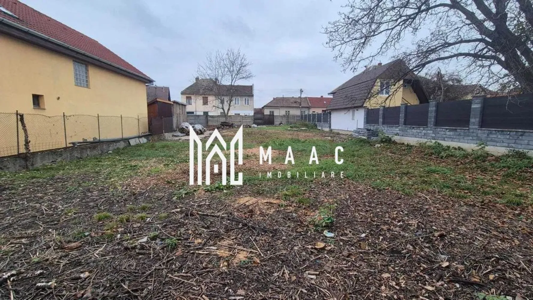 BLACK FRIDAY I Teren Intravilan I Autorizatie I Lupeni - BLACK FRIDAY - Profită de cea mai bună perioadă din an pentru a deveni proprietar! Reducere de 9.000 euro Pret vechi - 259.000 euro Pret promotional - 250.000 euro Va propunem spre vanzare un teren intravilan situat in zona Lupeni. Caracteristici esențiale: Suprafață: 714 mp – ideal pentru construcții rezidențiale sau mixte Documentație completă și aprobată: PUZ aprobat – utilizare urbanistică clară Autorizație de construcție – demararea imediată a proiectului Avantaje: Utilitate extinsă – Ideal pentru dezvoltări de tip rezidențial. Investiție sigură și cu potențial de creștere – Locație premium. Acest teren reprezintă alegerea ideală pentru cei care doresc să valorifice un amplasament central cu o documentație completă, fără riscuri birocratice. Este o oportunitate excelentă pentru dezvoltatori, investitori sau pentru construcția unei proprietăți exclusiviste. Pentru mai multe informatii specificati ca ati vazut ID:CP2779264 }}