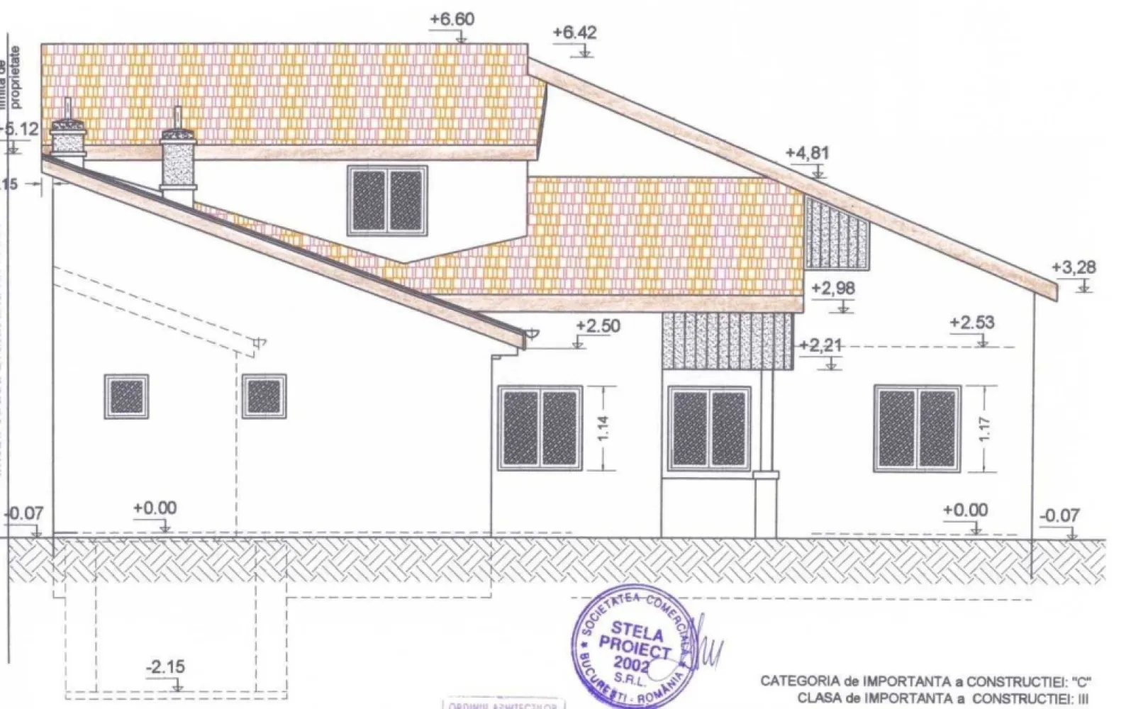 Casa cu teren 570/650 mp sect 5 Antiaeriana int. Alexandriei - Proprietar, ofer teren 570 mp situat in spatele bisericii Sf. Parascheva de la intersecția dintre Antiaeriană, Alexandriei si București-Magurele, cu casa 170 mp parter + 135 mp mansarda neamenajata, + sera beton cu piscina 75 mp cu acoperis transparent, incalzita. Mai este disponibila suplimentar o parcela de 80 mp in continuarea terenului spre vest cu constructie 100% pe toata suprafata, garaj +magazie demolabile, caz in care se mai adauga 32.000 euro la preț si pe parcela rezultata de 650 mp in total se poate demola si contrui un bloc sau alte variante de investitie/utilizare, Se poate locui, inchiria, sediu firma, sau mixt, mici spatii comerciale partial/partial locuit. Casa are doua grupuri sanitare, un dormitor, un birou, un open space de 40 mp cu 3 sectiuni -draperii, doua intrari separate, bucatarie, camara, atelier, garaj izolat cu gresie, încălzire (sala de fitness), parcare betonata pentru 10 masini in curte (momentan exista un solar demontabil pe 65 mp din parcare), bunker 8 mp, 3.5 m adancime cu acces prin curte, subsol 7 mp cu gresie, finisat. Geamuri termopan, gresie, faianta, parchet, incalzire cu 3 surse: centrala gaze, centrala lemne, aer conditionat. Necesita zugravit, mici reparatii la pereti. Curent electric, gaze, apa retea + apa put irigatie. Deschidere 37 m cu orientare spre sud, adancime teren ~15m. Doua porti de acces la extremitatile estica si vestica, una pietonala + una auto 4 m deschidere, automatizata electric cu telecomanda, include si o a doua poarta pietonala. Ofer proiect de supraetajare a constructiei actuale pentru care am obtinut autorizatie de construire dar a expirat intre timp, trebuie redepus daca se doreste supraetajare. Pretul oferit este cu eliberare in 8 luni. Se poate negocia si pentru eliberare mai repede. In apropiere se gasesc magazine, multiple mijloace de transport in comun, parcuri, malluri: -Hypermarket Carrefour Alexandriei la 400 m -Kaufland 300 m, -10 magazine alimentare la 50 m -Lidl Teius 800m -Piata Rahova 1.6 km -Piata Pucheni 2.5 km -Carrefour Vulcan 2.6 km -Liberty Mall 3 km -Auchan Drumul Taberei 3 km -Mall Afi Palace Cotroceni 3.5 km -250 m tramvai 32 zona Unirii -200 m autobuz 226 Piata Romana -400 m troleibuze 91,96 Gara de Nord -statiile de metrou Orizont si Academia Militara 3.2 km -Parcul Carol 4.2 km -Parcul Tineretului 4.3 km -Gradina Botanica 4.5 km -Parcul Izvor 4.7 km -Parcul Cismigiu 5km -Parcul Moghioros 5.5 km In viitor, conform proiectelor urbanistice in desfasurare, va exista in zona si metrou pe linia Bragadiru – Voluntari, un drum expres care va face legatura cu strada Brasov din cartierul Drumul Taberei iar soseaua Bucuresti-Magurele se va extinde pe patru benzi asa cum este deja in segmentul din Magurele. Proprietatea are cadastru si intabulare. Mai multe detalii si fotografii la cerere.