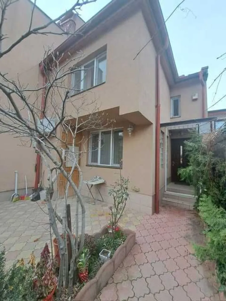 Vila, 2005, 3 camere, 2 bai in Piata Muncii - Vila constructie 2005, caramida porotherm, 3 camere, P +1, SU 110mp, curte 60 mp, 1 toaleta servciu si o baie cu toaleta. Utilata complet, semi-mobilata. Incalzire centrala pe gaze. Cate o unitate AC la fiecare etaj; centrala pe gaze 2023; Plase tantari; gresie, parchet stratificat. Posibilitate parcare 2+ masini / motociclete Vila este excelenta pentru locuit / birouri; asezata intr-o locatie centrala: la 2 minute pe jos de intersectia Piata Muncii; 1 minut de mers pe jos la Metrou; 1 minut de orice transport in comun; 5 minute de Parcul Lia Manoliu; 10 minute de Stadionul National. Magazine, scoli, spitale, la o distanta de cateva minute de mers pe jos.