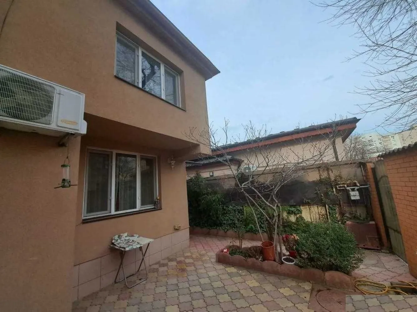 Vila, 2005, 3 camere, 2 bai in Piata Muncii - Vila constructie 2005, caramida porotherm, 3 camere, P +1, SU 110mp, curte 60 mp, 1 toaleta servciu si o baie cu toaleta. Utilata complet, semi-mobilata. Incalzire centrala pe gaze. Cate o unitate AC la fiecare etaj; centrala pe gaze 2023; Plase tantari; gresie, parchet stratificat. Posibilitate parcare 2+ masini / motociclete Vila este excelenta pentru locuit / birouri; asezata intr-o locatie centrala: la 2 minute pe jos de intersectia Piata Muncii; 1 minut de mers pe jos la Metrou; 1 minut de orice transport in comun; 5 minute de Parcul Lia Manoliu; 10 minute de Stadionul National. Magazine, scoli, spitale, la o distanta de cateva minute de mers pe jos.