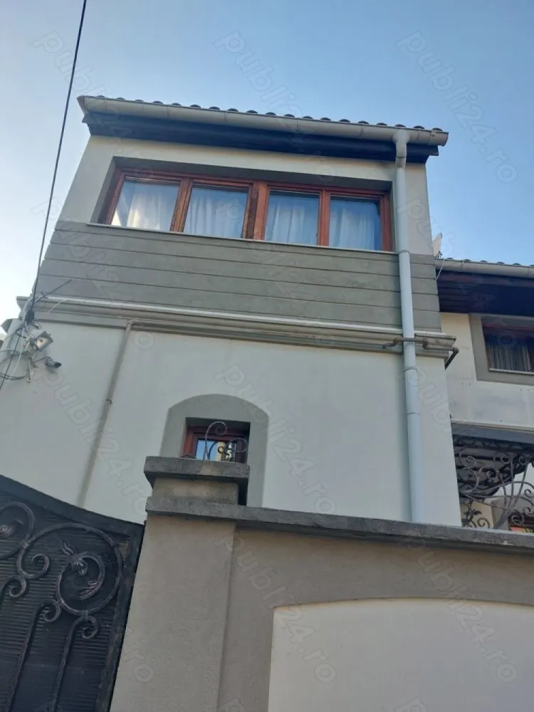 Vanzare vila 1Mai - Se prezintă la vânzare o vila situata în zona 1Mai, amplasata pe o strada din apropierea Pietei 1Mai si in apropierea mijloacelor de transport in comun, dar si apropierea de scoli si parcuri. Amplasata pe un teren de 250mp, constructia a fost realizata in anul 2002, iar structura solida ofera un plus de incredere si stabilitate. Vila are o suprafata de 300mp, se desfasoara pe demisol, parter, etaj și mansarda si este compusa din: living, dining, 4 dormitoare, 2 bai, bucătărie, balcon, birou si camera tehnica la demisol. Dotarile si finisajele au fost alese cu bun gust, iar incalzirea vilei este asigurata de o centrala termica ce garanteaza un confort tehnic indiferent de anotimp. Configuratia camerelor si facilitatile oferite creeaza oportunitati pentru un stil de viata flexibil, aceasta proprietate fiind un spatiu potrivit, atat pentru locuit, cat si pentru amenajarea unei locuinte birou.