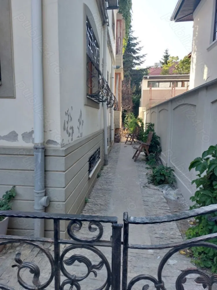 Vanzare vila 1Mai - Se prezintă la vânzare o vila situata în zona 1Mai, amplasata pe o strada din apropierea Pietei 1Mai si in apropierea mijloacelor de transport in comun, dar si apropierea de scoli si parcuri. Amplasata pe un teren de 250mp, constructia a fost realizata in anul 2002, iar structura solida ofera un plus de incredere si stabilitate. Vila are o suprafata de 300mp, se desfasoara pe demisol, parter, etaj și mansarda si este compusa din: living, dining, 4 dormitoare, 2 bai, bucătărie, balcon, birou si camera tehnica la demisol. Dotarile si finisajele au fost alese cu bun gust, iar incalzirea vilei este asigurata de o centrala termica ce garanteaza un confort tehnic indiferent de anotimp. Configuratia camerelor si facilitatile oferite creeaza oportunitati pentru un stil de viata flexibil, aceasta proprietate fiind un spatiu potrivit, atat pentru locuit, cat si pentru amenajarea unei locuinte birou.