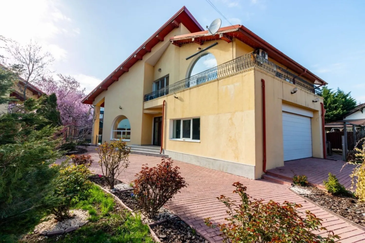 Pipera, str Alexandru cel bun nr. 34B - Parter: hol la intrare, bucatarie, dining, living, dressing, grup sanitar cu dus, camera pentru birou, garaj pentru 2 masini, camera tehnica, subsol. Etaj: dormitor matrimonial cu dressing si baie, 2 dormitoare cu bai separate si pe mezanin o camera. Proprietatea are in curte piscina si 2 anexe pentru diverse. Iesire la 2 strazi.