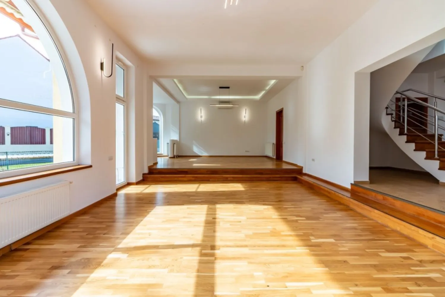 Pipera, str Alexandru cel bun nr. 34B - Parter: hol la intrare, bucatarie, dining, living, dressing, grup sanitar cu dus, camera pentru birou, garaj pentru 2 masini, camera tehnica, subsol. Etaj: dormitor matrimonial cu dressing si baie, 2 dormitoare cu bai separate si pe mezanin o camera. Proprietatea are in curte piscina si 2 anexe pentru diverse. Iesire la 2 strazi.